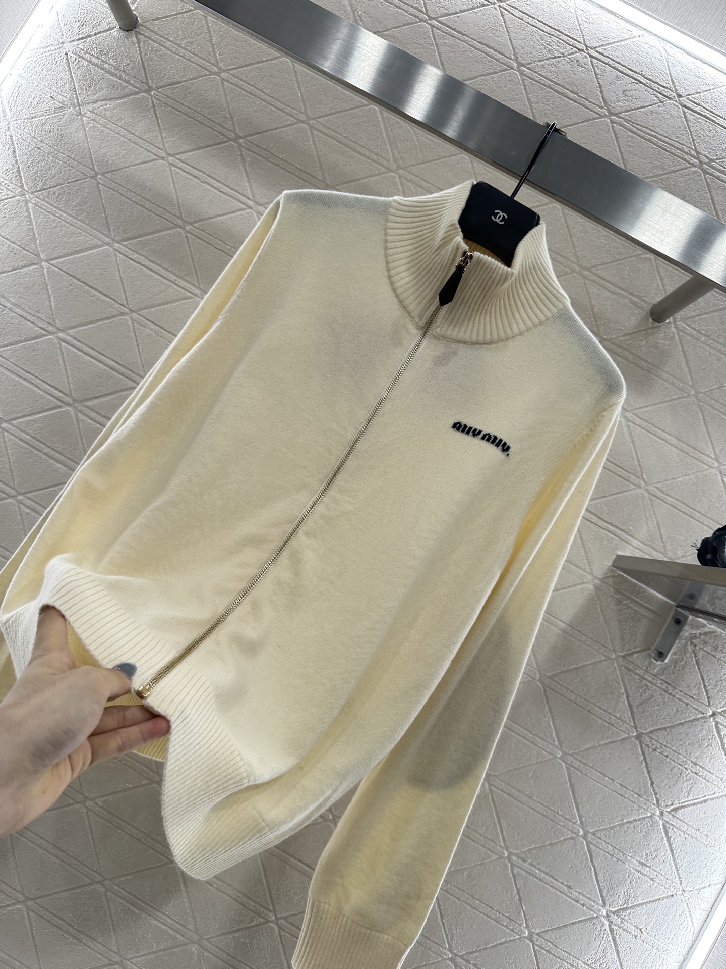 ♥Miumi*♥2025新品上架 立领针织开衫定制YB羊毛纱线织造，细腻柔软，弹力十足 ，精致拉链开衫版