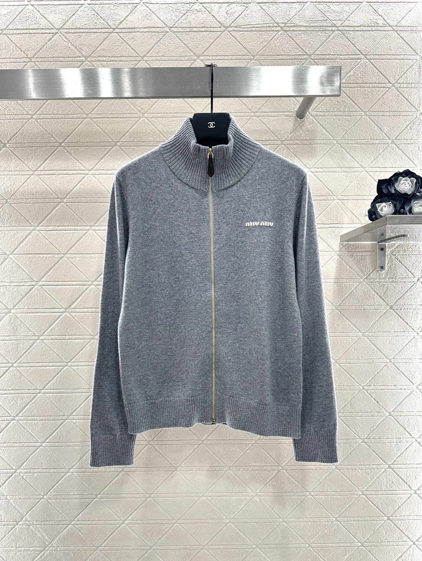 ♥Miumi*♥2025新品上架 立领针织开衫定制YB羊毛纱线织造，细腻柔软，弹力十足 ，精致拉链开衫版