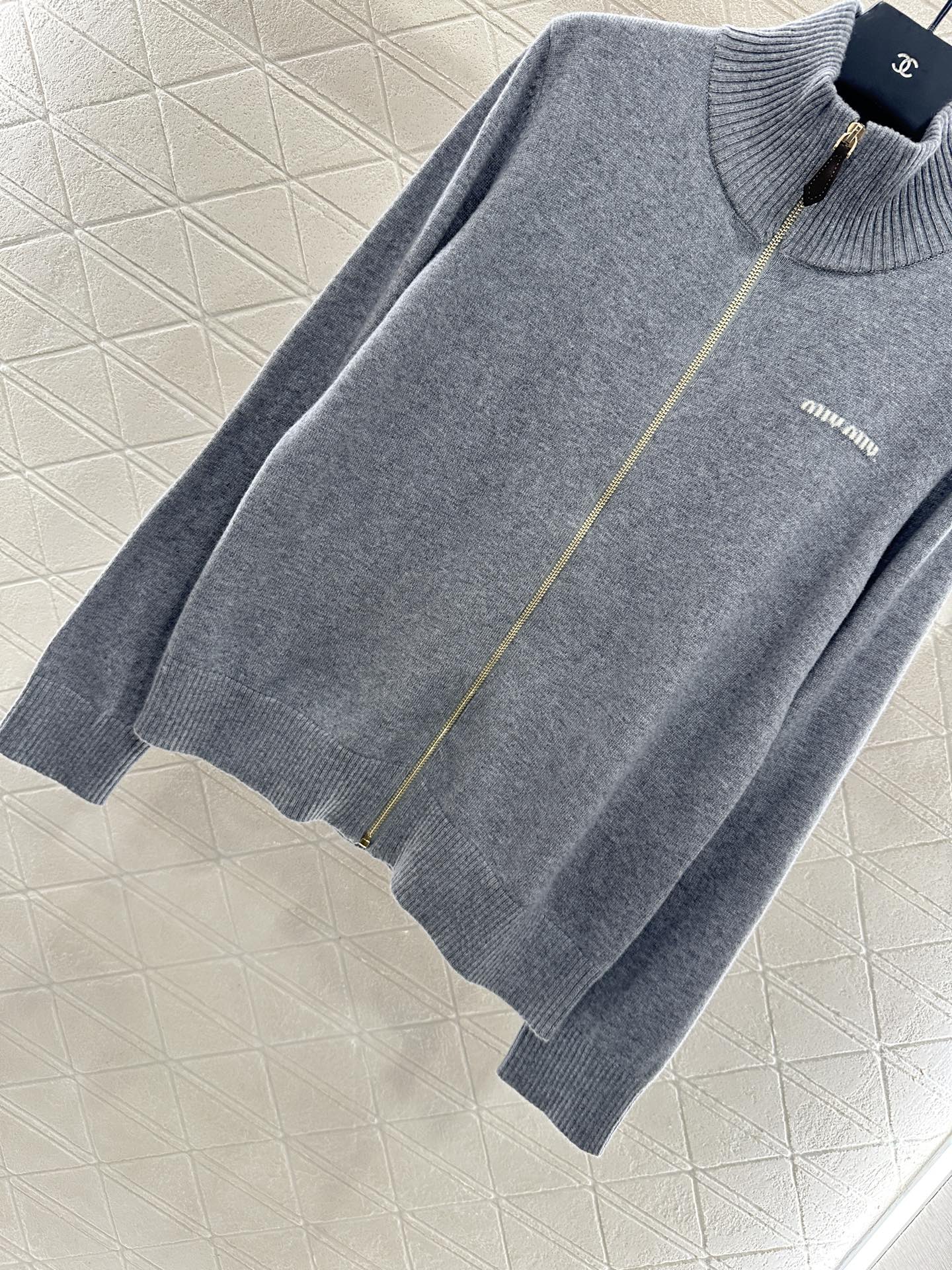 ♥Miumi*♥2025新品上架 立领针织开衫定制YB羊毛纱线织造，细腻柔软，弹力十足 ，精致拉链开衫版