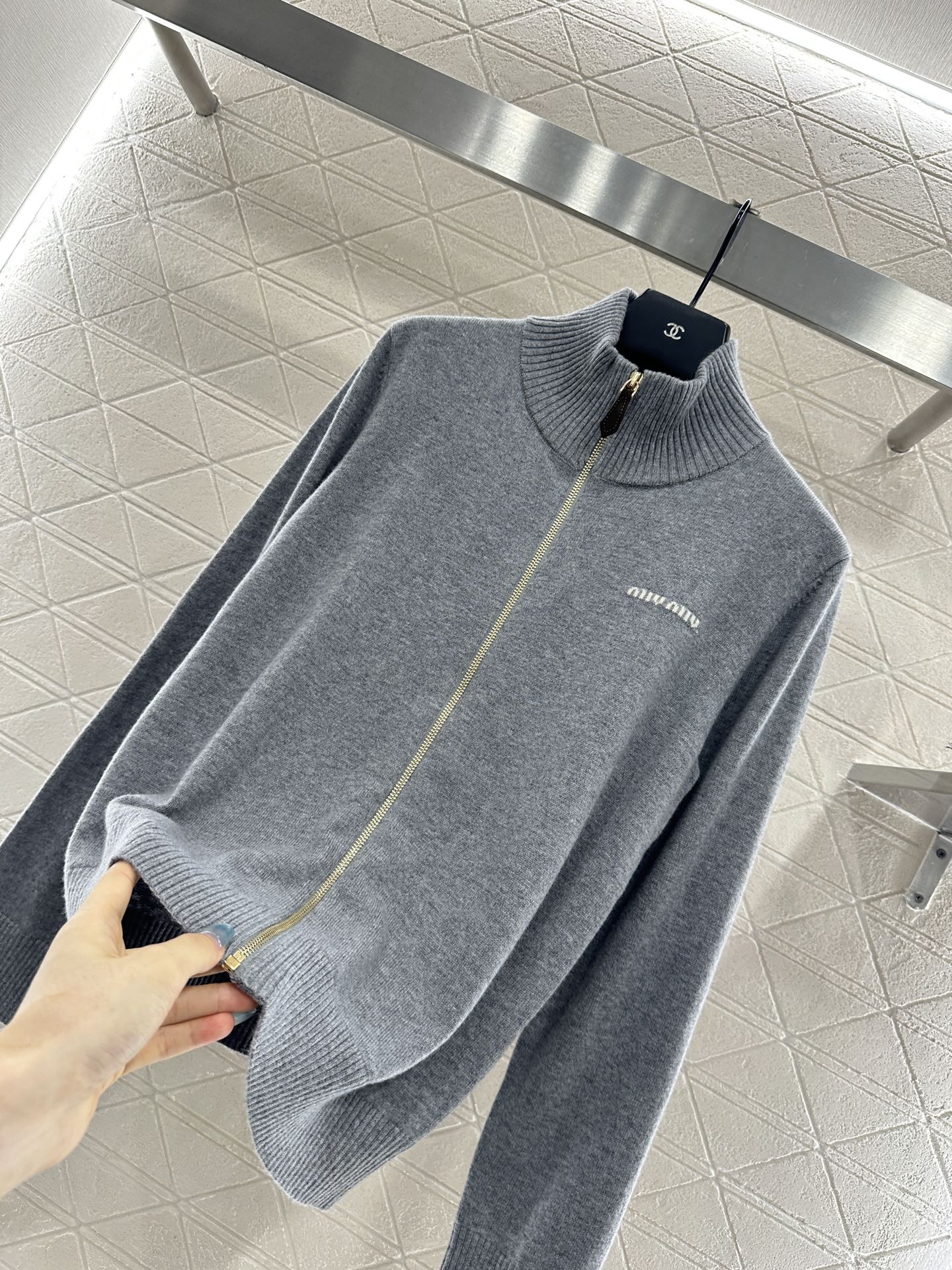 ♥Miumi*♥2025新品上架 立领针织开衫定制YB羊毛纱线织造，细腻柔软，弹力十足 ，精致拉链开衫版