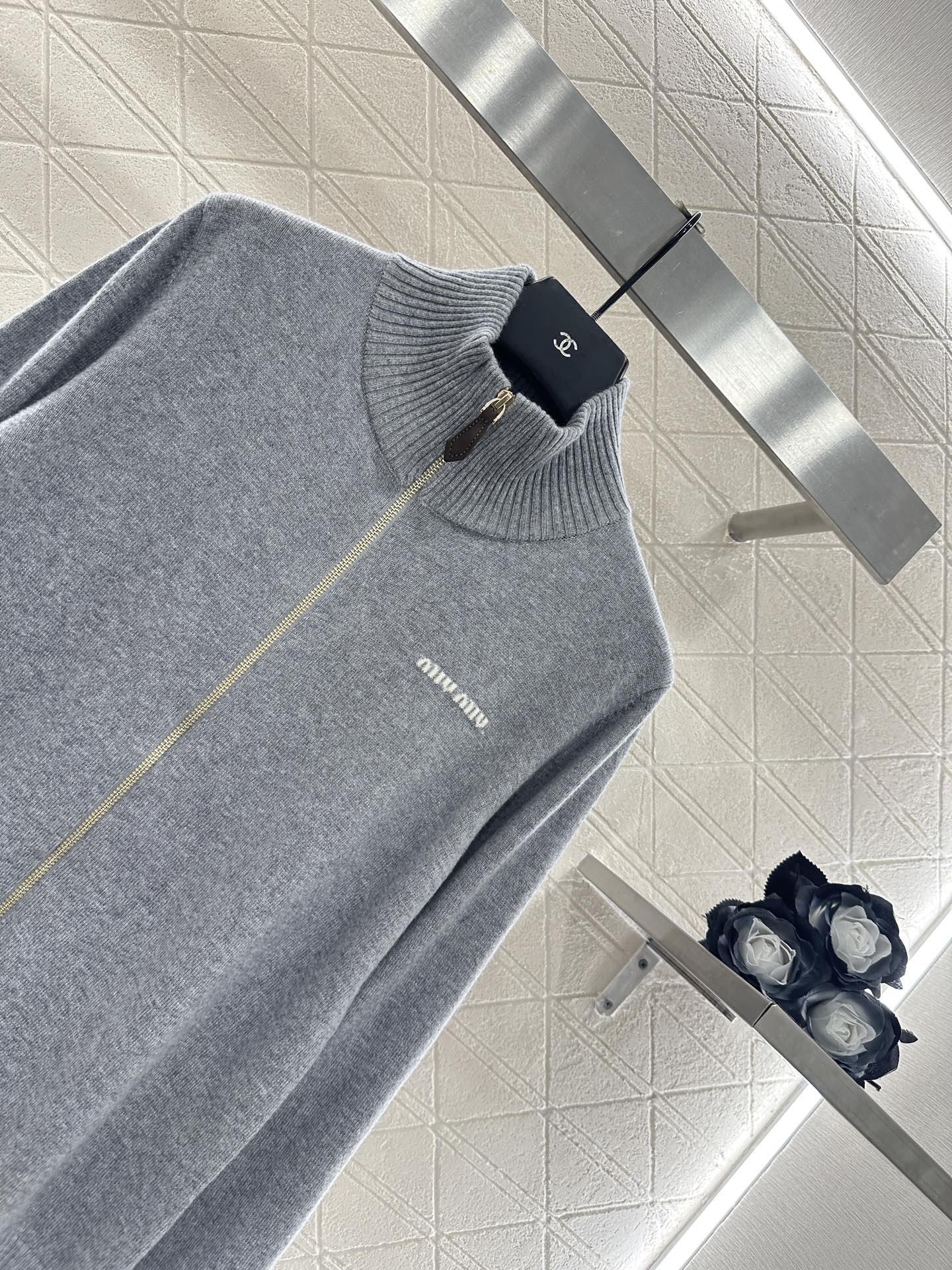 ♥Miumi*♥2025新品上架 立领针织开衫定制YB羊毛纱线织造，细腻柔软，弹力十足 ，精致拉链开衫版