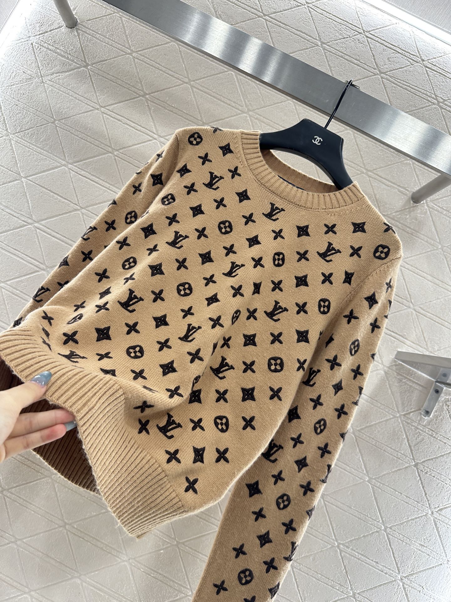 ♥Louis vuitto*♥2025新品上架 刺绣套头针织上衣定制YB羊绒纱线织造，质感高级舒适，套头