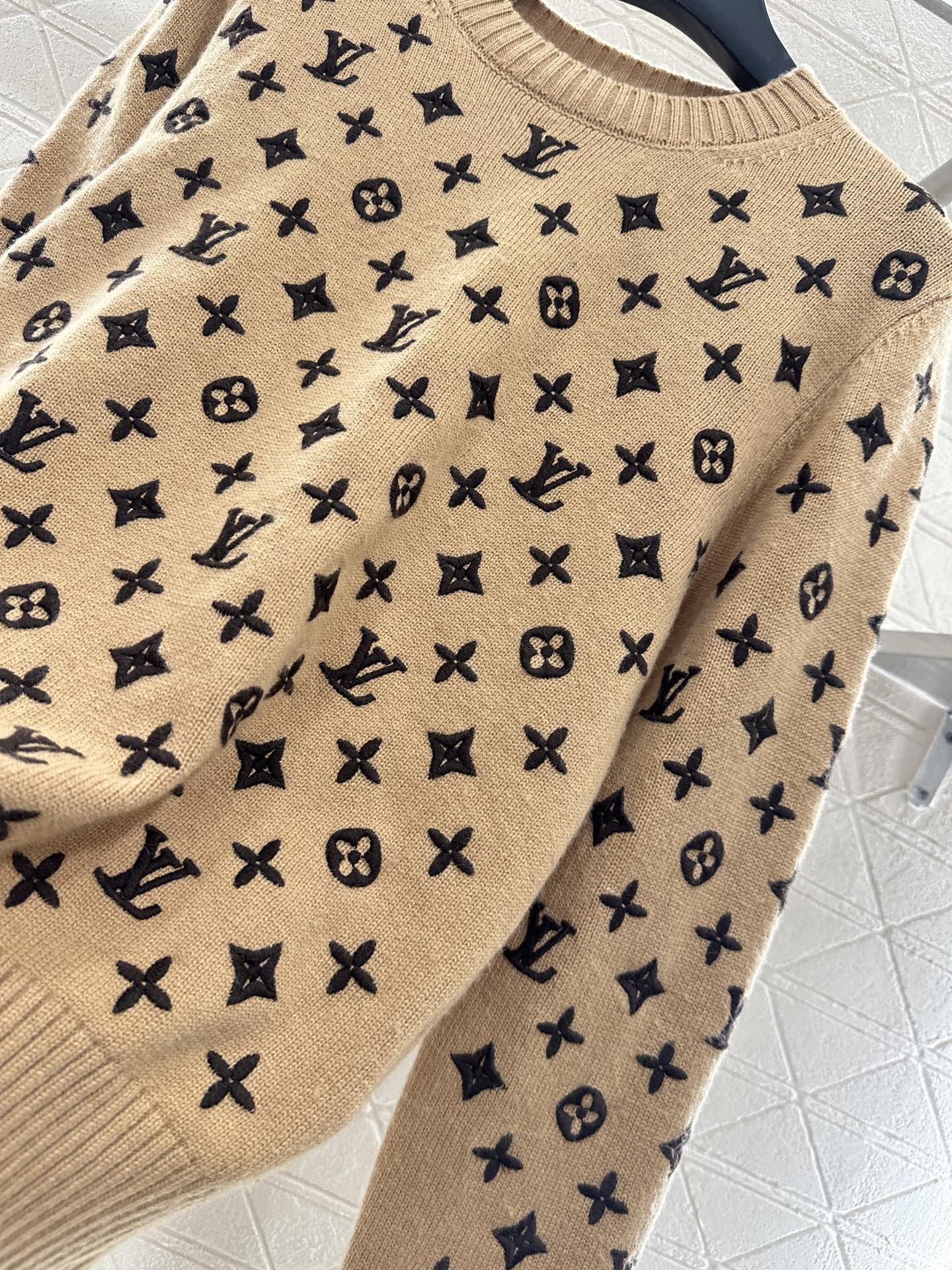 ♥Louis vuitto*♥2025新品上架 刺绣套头针织上衣定制YB羊绒纱线织造，质感高级舒适，套头