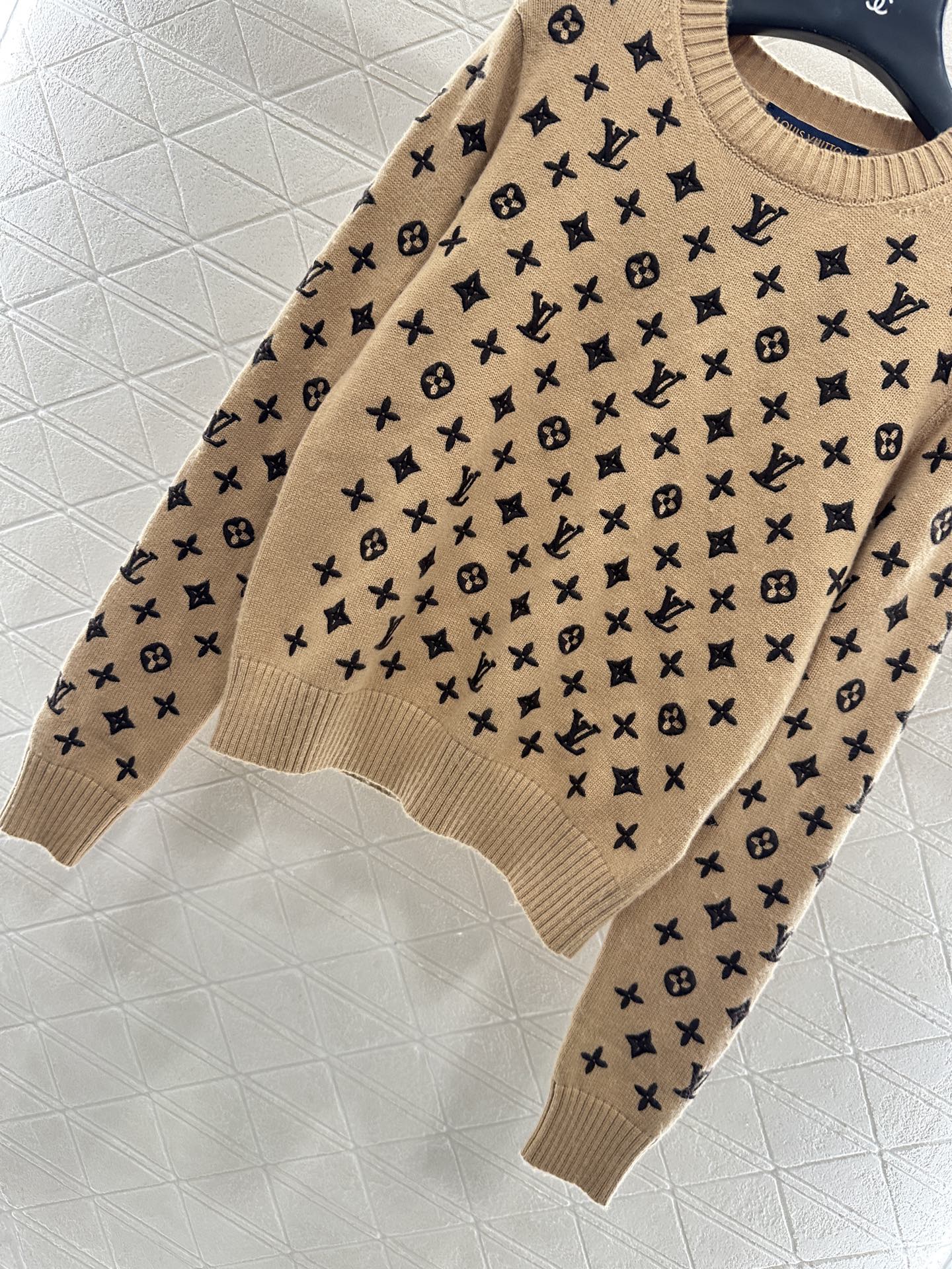 ♥Louis vuitto*♥2025新品上架 刺绣套头针织上衣定制YB羊绒纱线织造，质感高级舒适，套头
