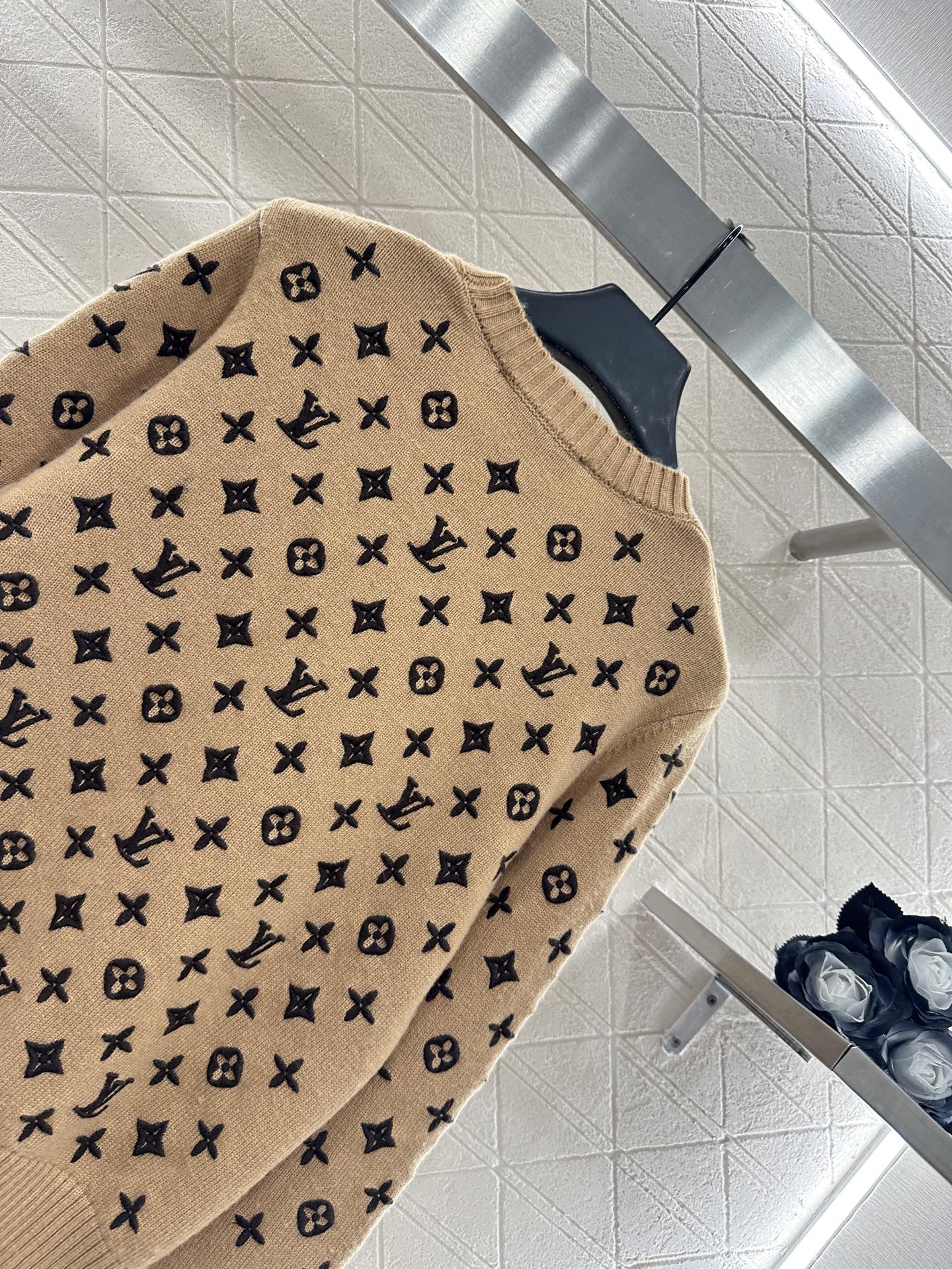 ♥Louis vuitto*♥2025新品上架 刺绣套头针织上衣定制YB羊绒纱线织造，质感高级舒适，套头