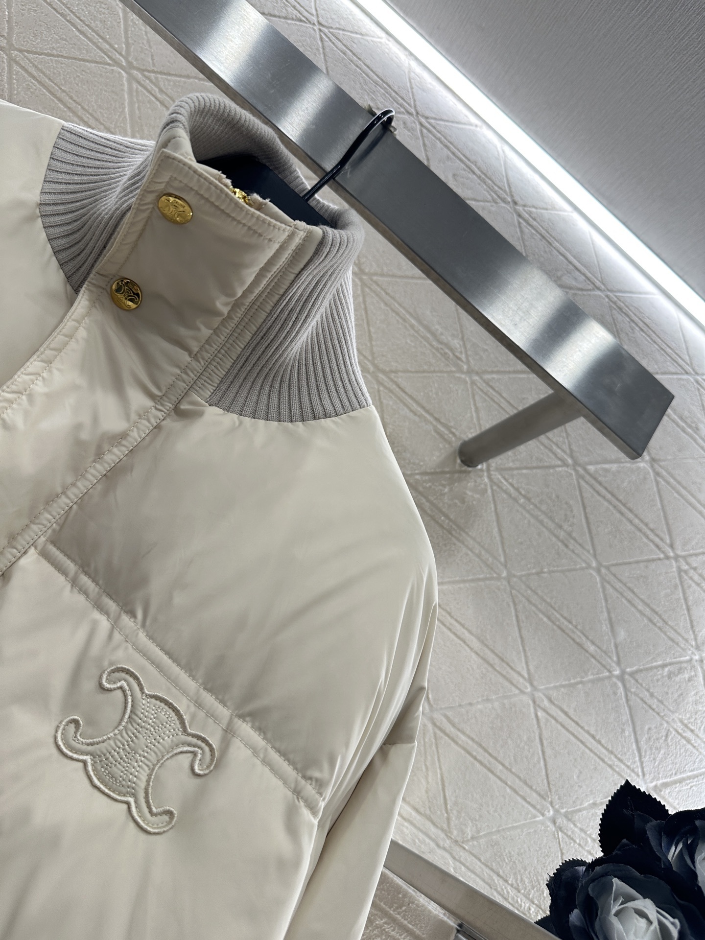 ♥Celine*♥2025新品上架 立领羽绒棉服定制YB防风防水尼龙材质,羽绒棉填充内里,整件轻盈保暖