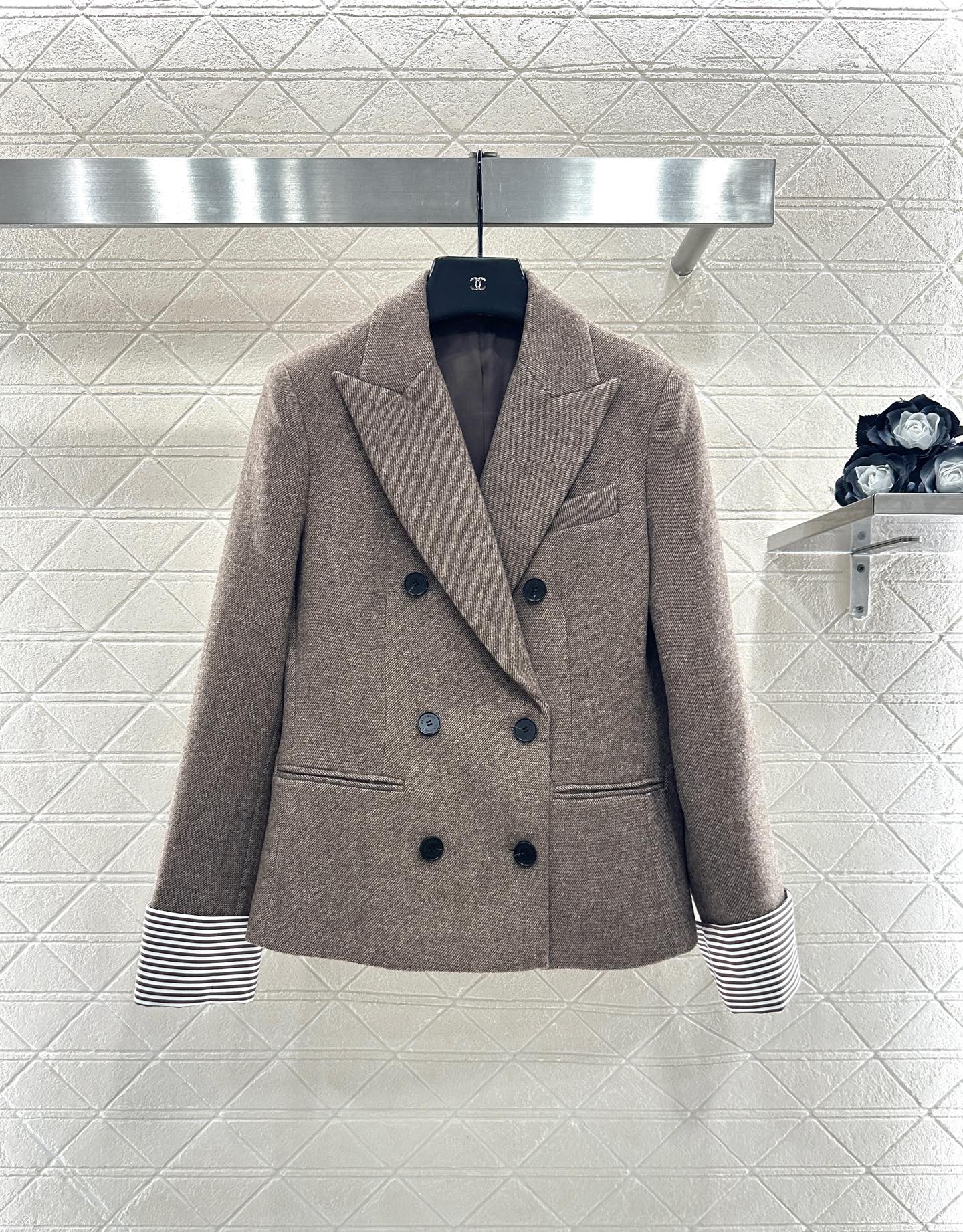 ♥BC*♥2025新品上架撞色袖西装外套半裙套装定制YB进口精仿羊毛材质，质感高级，光泽感明显，翻领西装