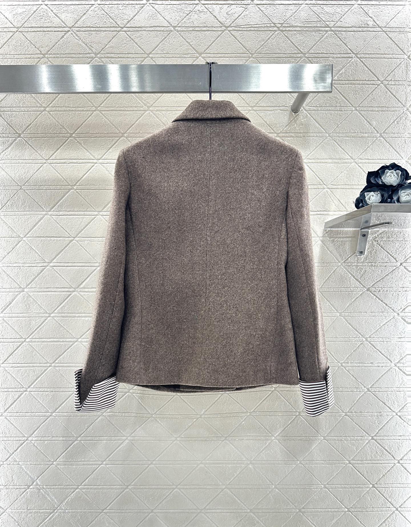 ♥BC*♥2025新品上架撞色袖西装外套半裙套装定制YB进口精仿羊毛材质，质感高级，光泽感明显，翻领西装