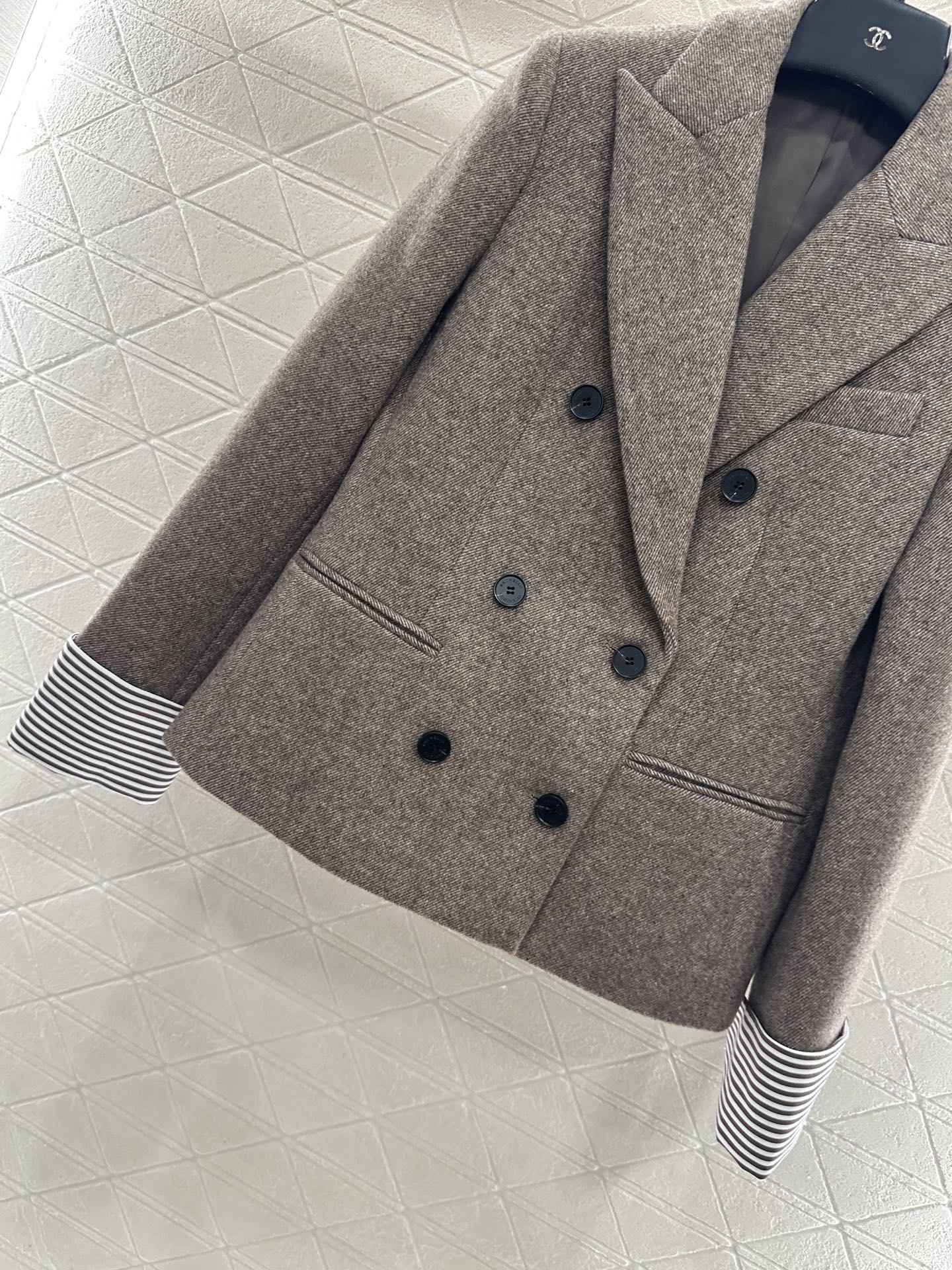 ♥BC*♥2025新品上架撞色袖西装外套半裙套装定制YB进口精仿羊毛材质，质感高级，光泽感明显，翻领西装