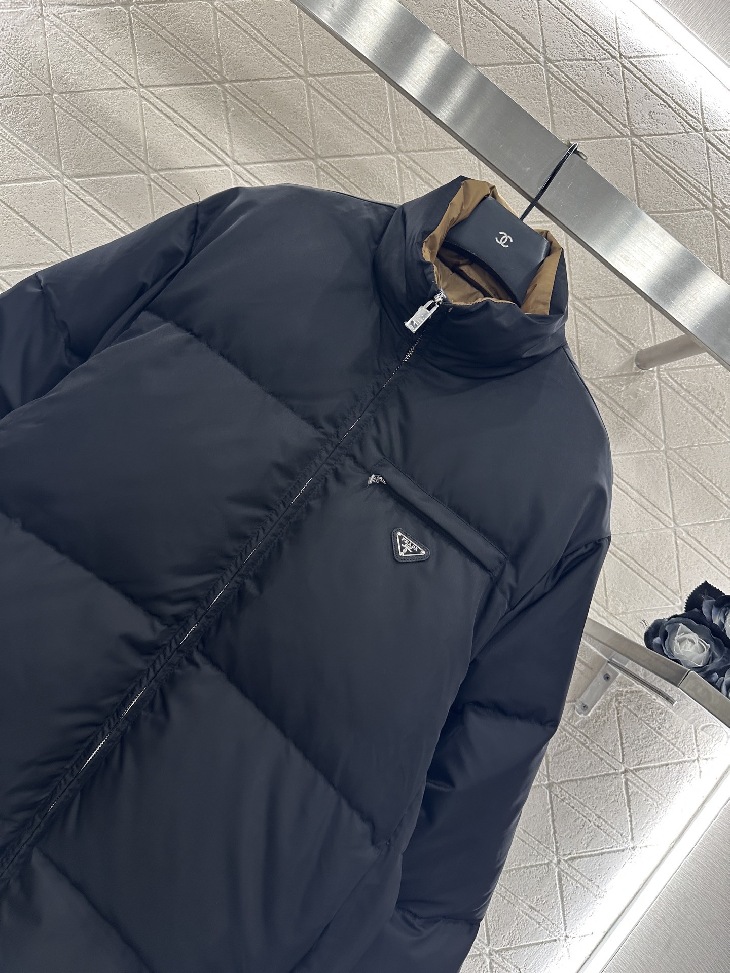 ♥Prad*♥2025新品上架 立领长款羽绒外套定制YB防风防水尼龙材质,白鹅绒填充内里,整件扎实保暖,