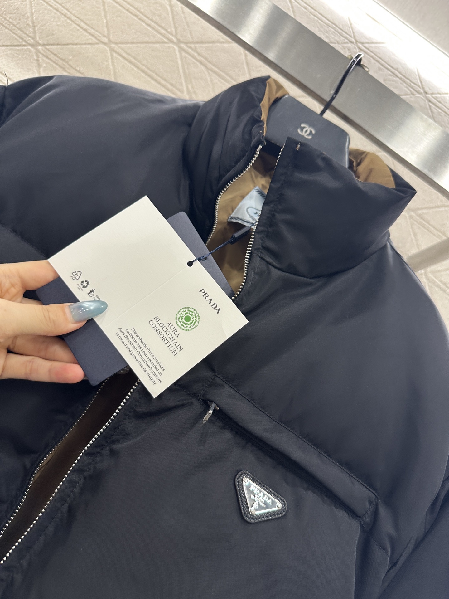 ♥Prad*♥2025新品上架 立领长款羽绒外套定制YB防风防水尼龙材质,白鹅绒填充内里,整件扎实保暖,