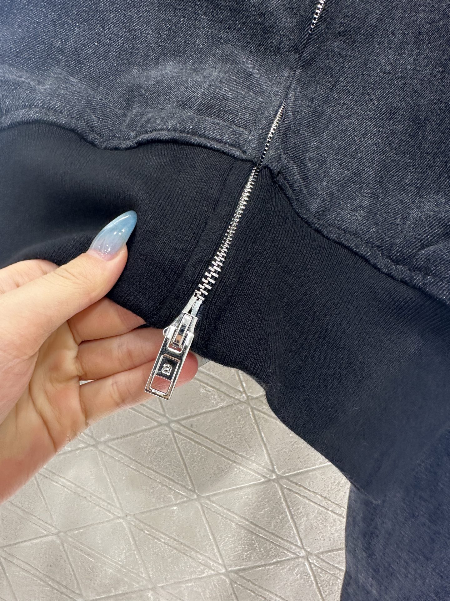 ♥Alexander wan*♥2025新品上架 牛仔短款飞行夹克外套定制YB斜纹牛仔材质，质感高级，肌