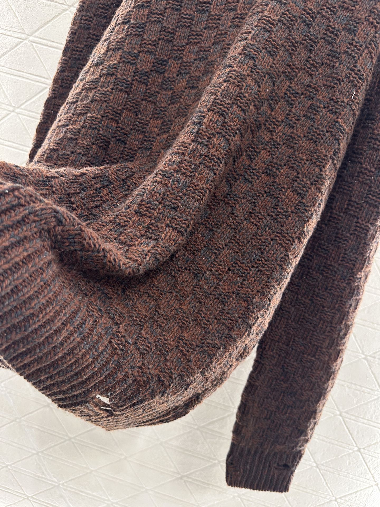 ♥MM6*♥2025新品上架 破洞格纹圆领毛衣定制YB羊毛纱线材质，上身舒适透气，落肩圆领毛衣剪裁，通体