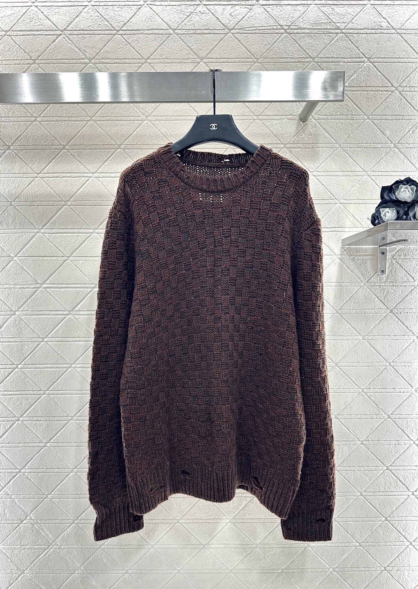 ♥MM6*♥2025新品上架 破洞格纹圆领毛衣定制YB羊毛纱线材质，上身舒适透气，落肩圆领毛衣剪裁，通体