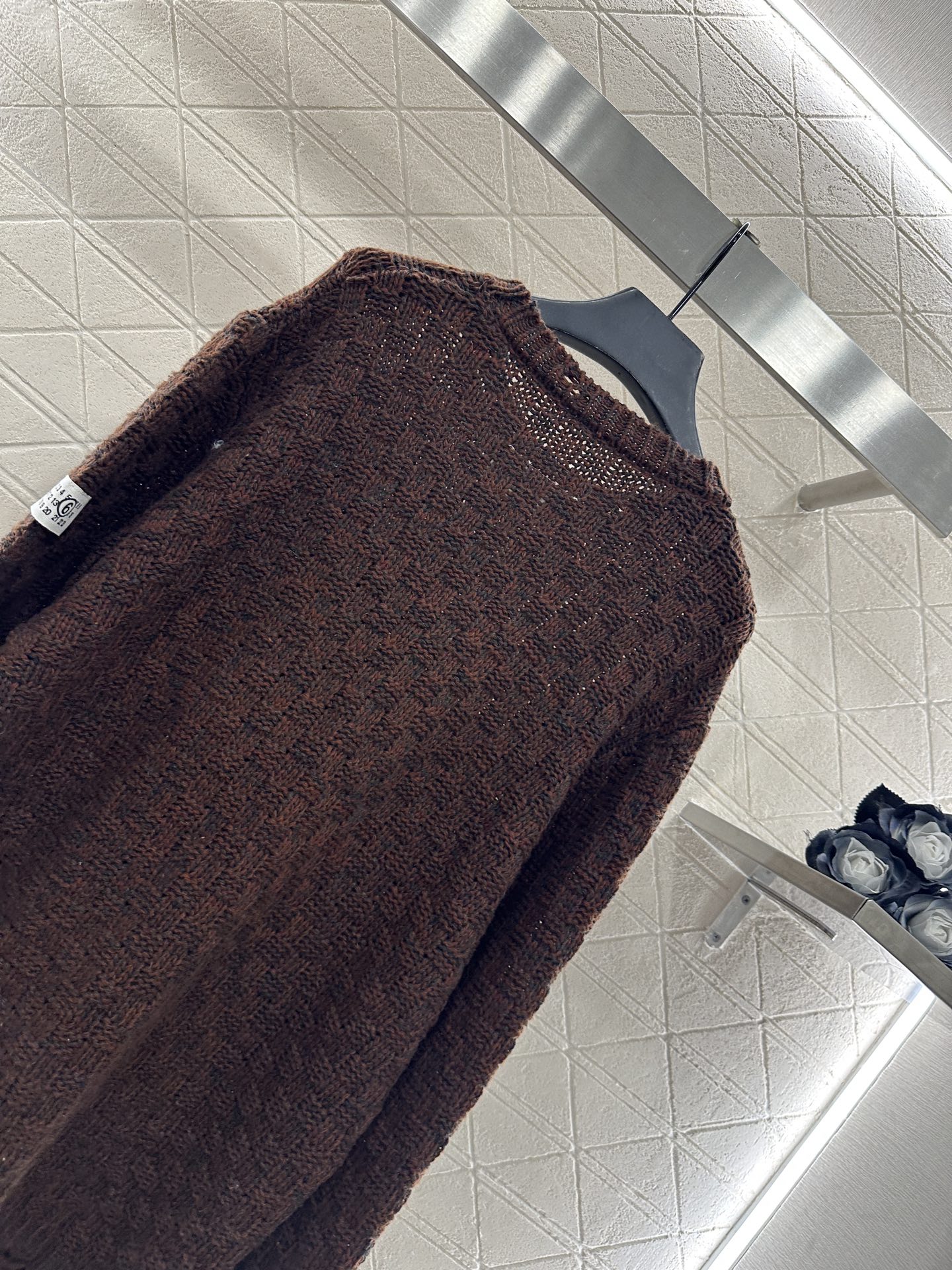 ♥MM6*♥2025新品上架 破洞格纹圆领毛衣定制YB羊毛纱线材质，上身舒适透气，落肩圆领毛衣剪裁，通体