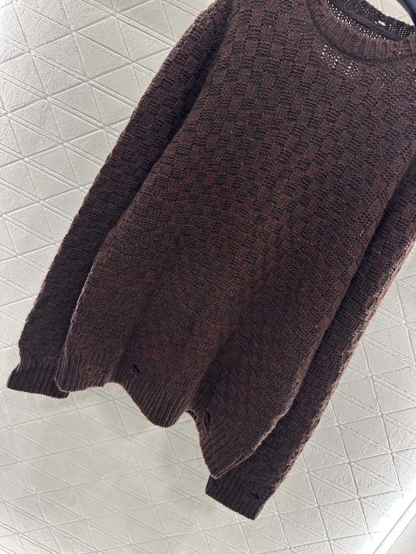 ♥MM6*♥2025新品上架 破洞格纹圆领毛衣定制YB羊毛纱线材质，上身舒适透气，落肩圆领毛衣剪裁，通体