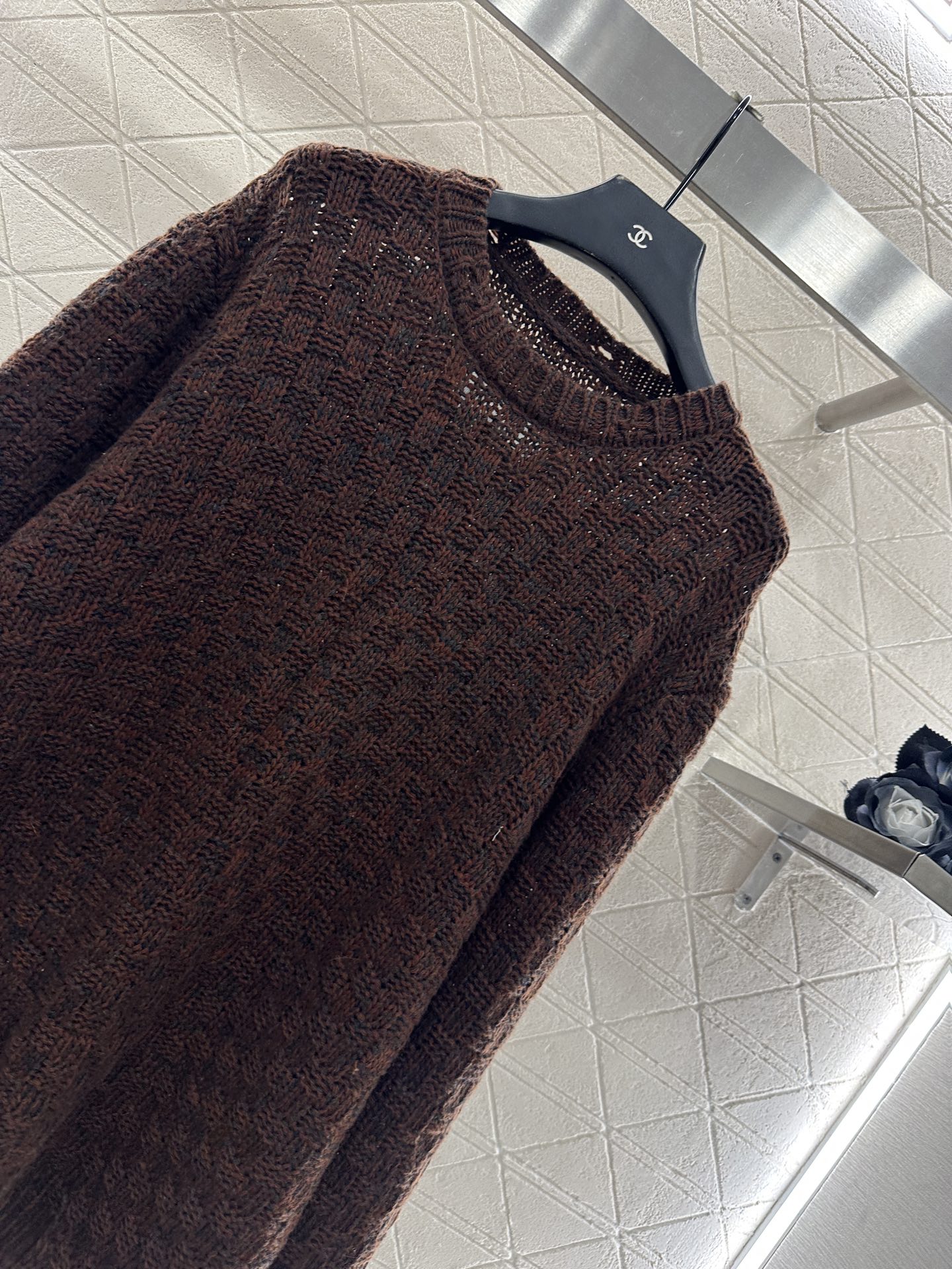 ♥MM6*♥2025新品上架 破洞格纹圆领毛衣定制YB羊毛纱线材质，上身舒适透气，落肩圆领毛衣剪裁，通体