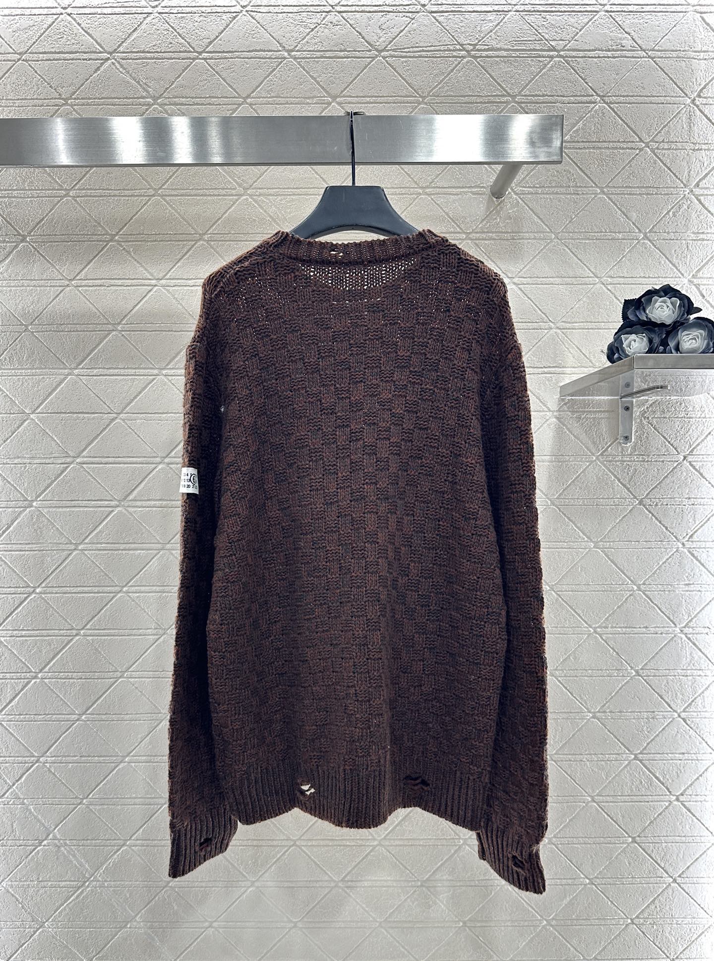 ♥MM6*♥2025新品上架 破洞格纹圆领毛衣定制YB羊毛纱线材质，上身舒适透气，落肩圆领毛衣剪裁，通体