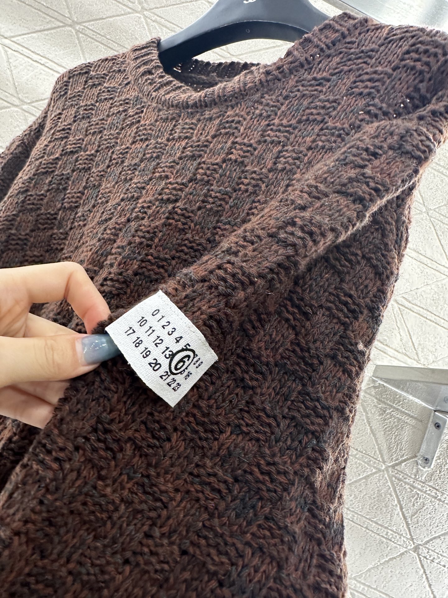 ♥MM6*♥2025新品上架 破洞格纹圆领毛衣定制YB羊毛纱线材质，上身舒适透气，落肩圆领毛衣剪裁，通体