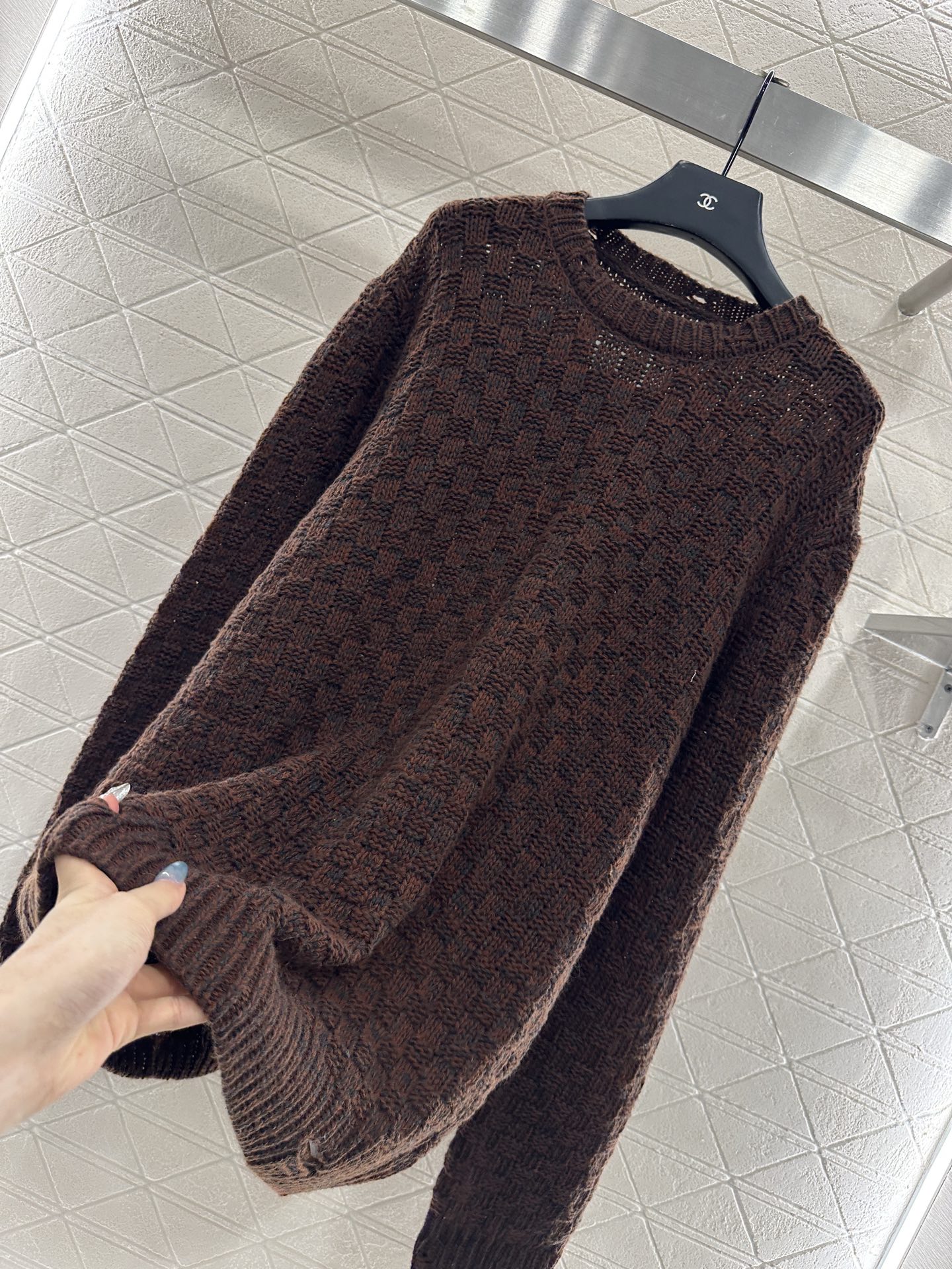 ♥MM6*♥2025新品上架 破洞格纹圆领毛衣定制YB羊毛纱线材质，上身舒适透气，落肩圆领毛衣剪裁，通体