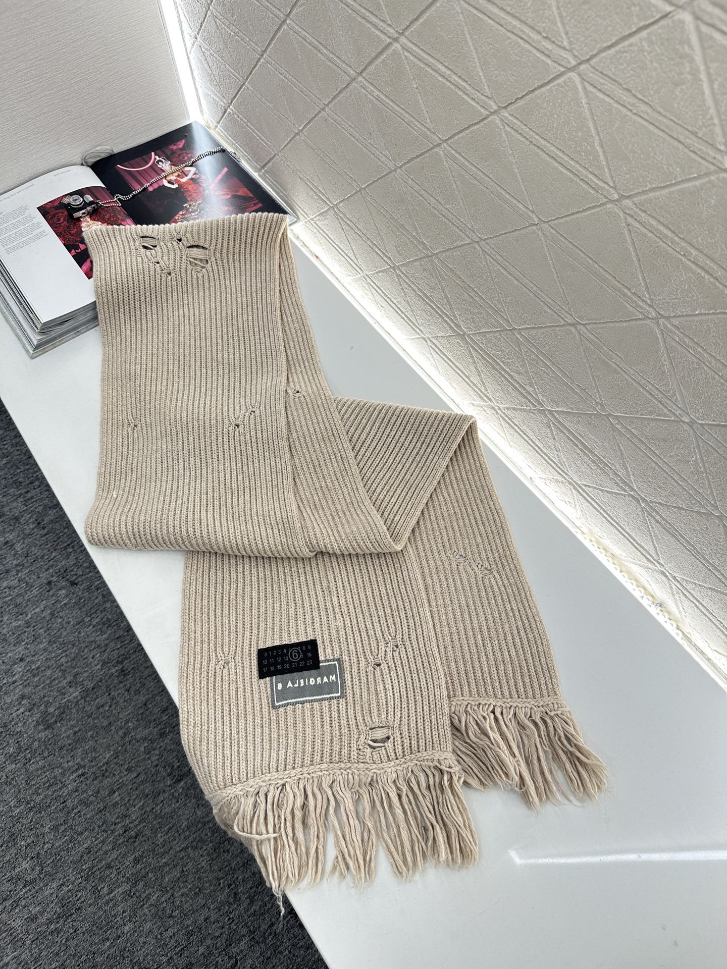 ♥MM6*♥2025新品上架 撞色徽标羊绒针织围巾定制YB羊绒羊毛材质，亲肤柔软，保暖舒适，素色净版针织