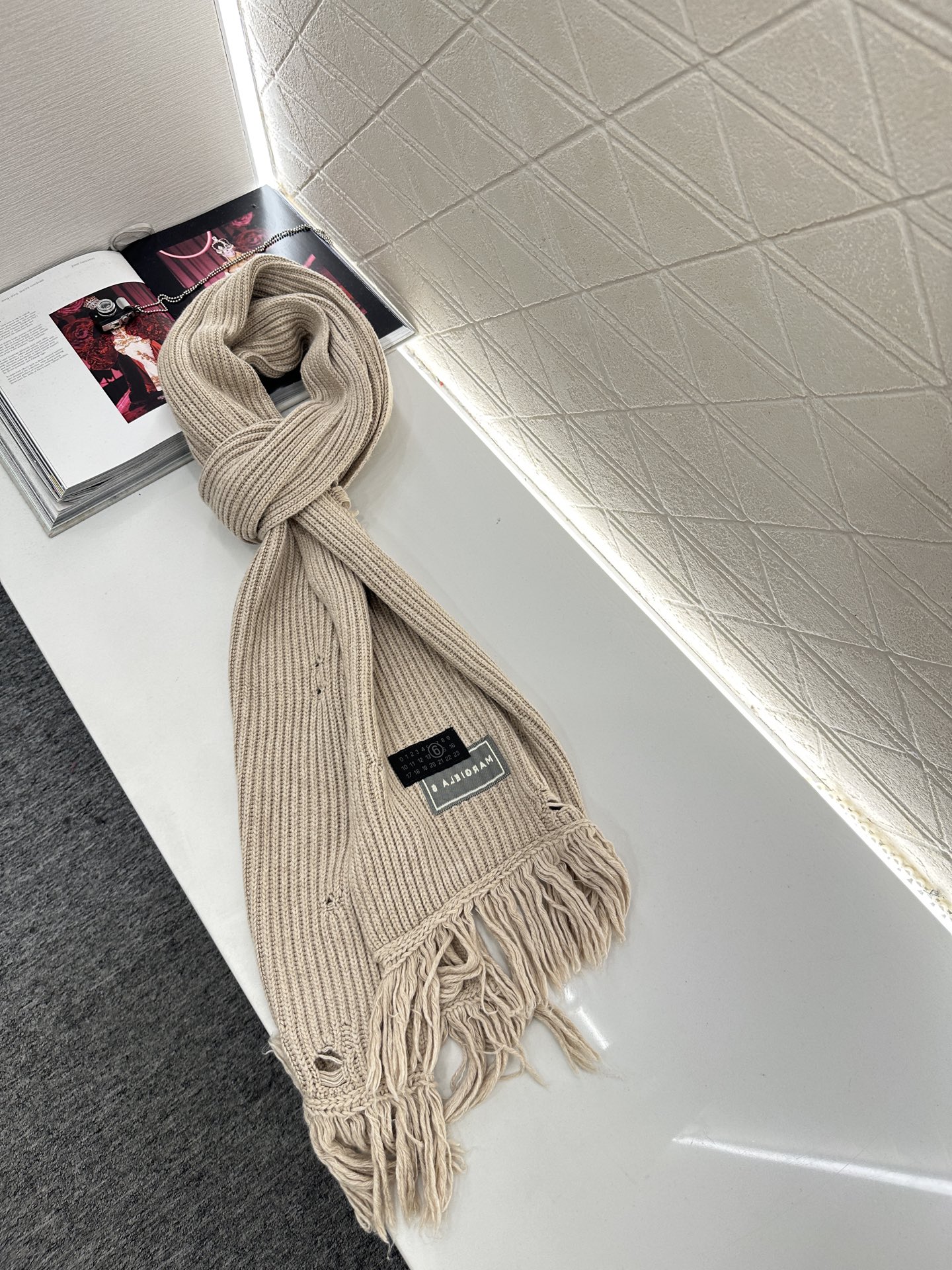 ♥MM6*♥2025新品上架 撞色徽标羊绒针织围巾定制YB羊绒羊毛材质，亲肤柔软，保暖舒适，素色净版针织