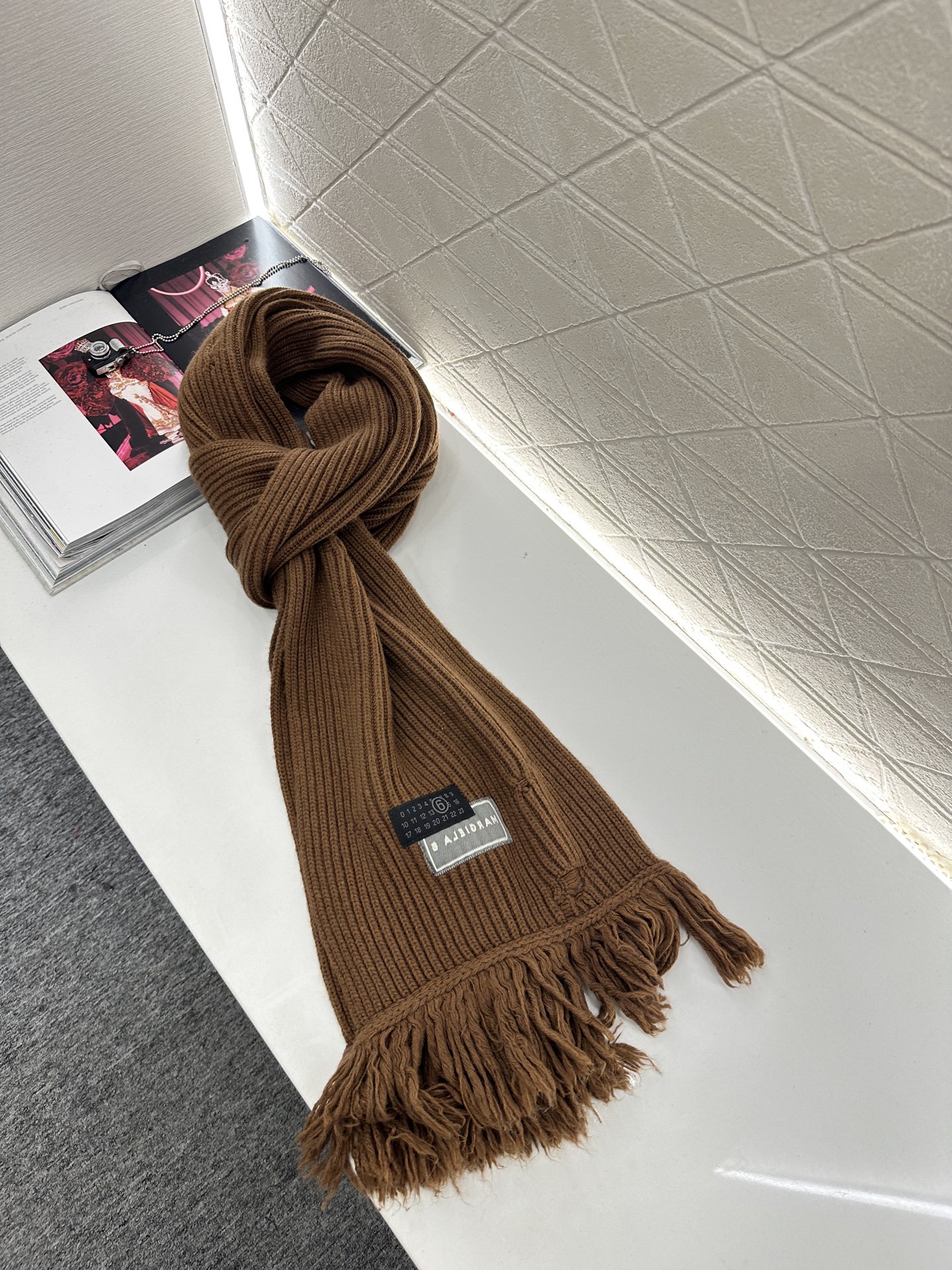 ♥MM6*♥2025新品上架 撞色徽标羊绒针织围巾定制YB羊绒羊毛材质，亲肤柔软，保暖舒适，素色净版针织