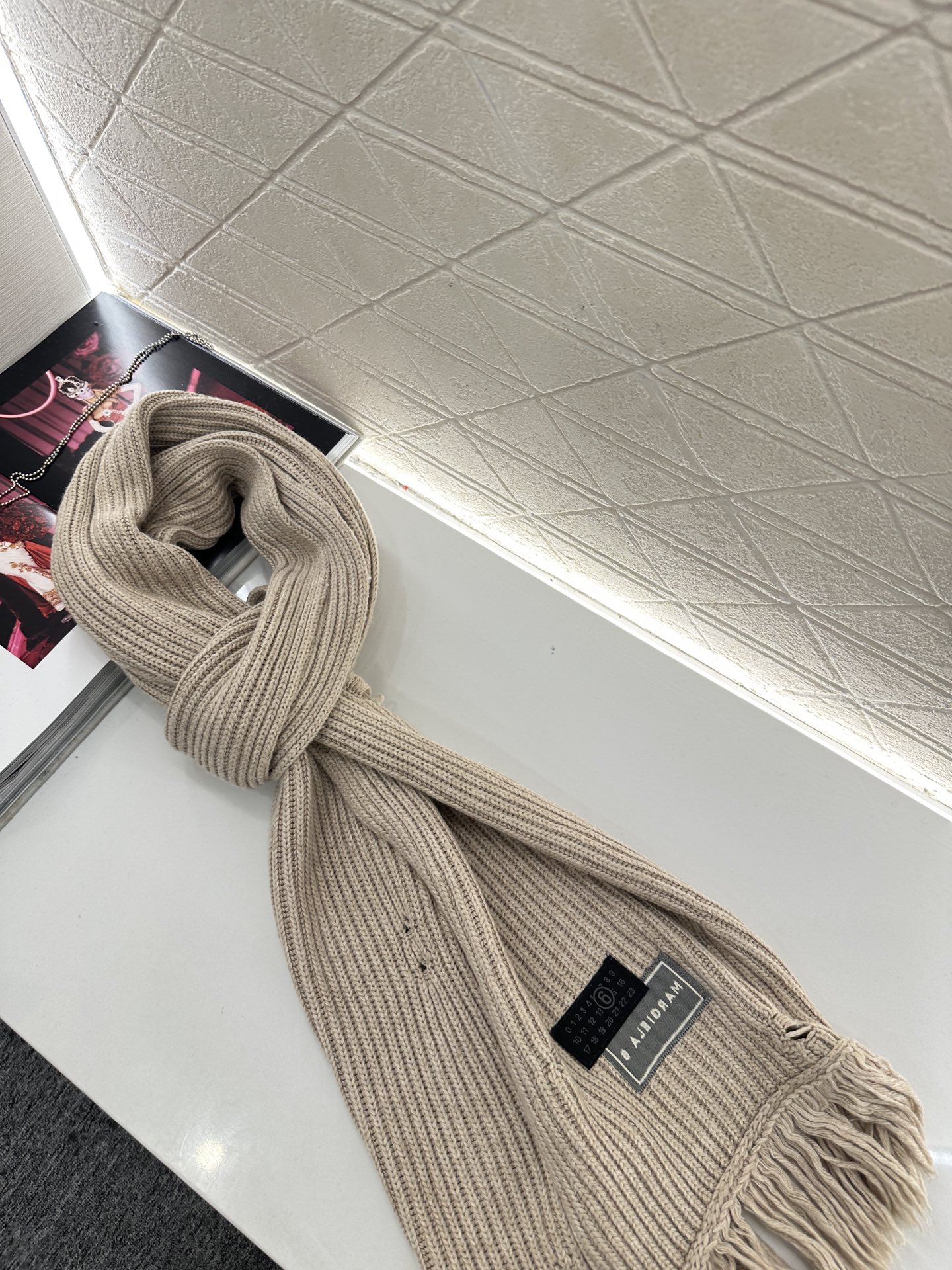 ♥MM6*♥2025新品上架 撞色徽标羊绒针织围巾定制YB羊绒羊毛材质，亲肤柔软，保暖舒适，素色净版针织