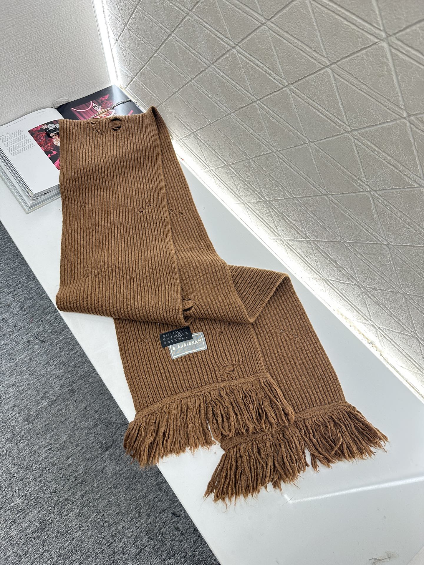 ♥MM6*♥2025新品上架 撞色徽标羊绒针织围巾定制YB羊绒羊毛材质，亲肤柔软，保暖舒适，素色净版针织