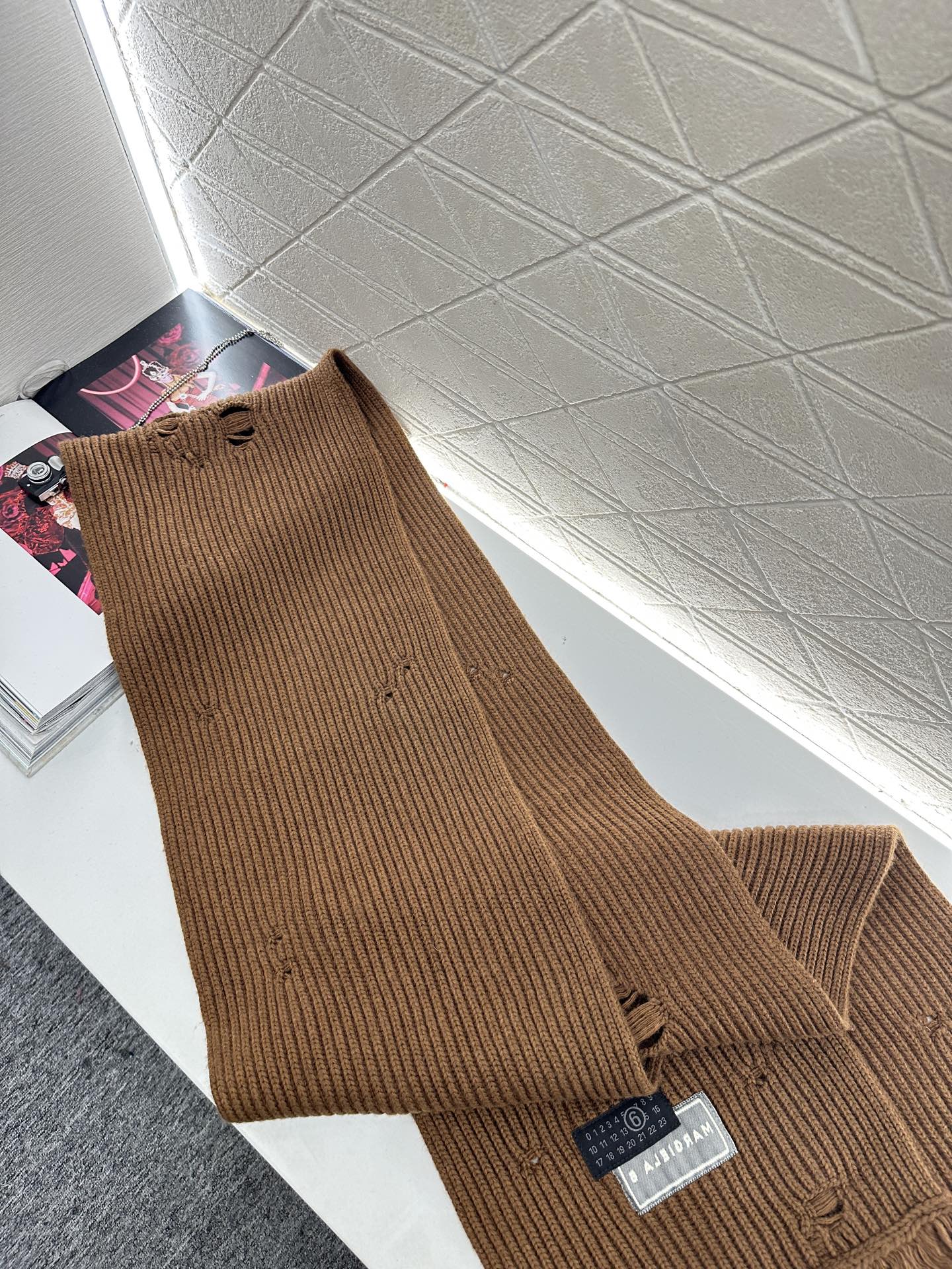 ♥MM6*♥2025新品上架 撞色徽标羊绒针织围巾定制YB羊绒羊毛材质，亲肤柔软，保暖舒适，素色净版针织