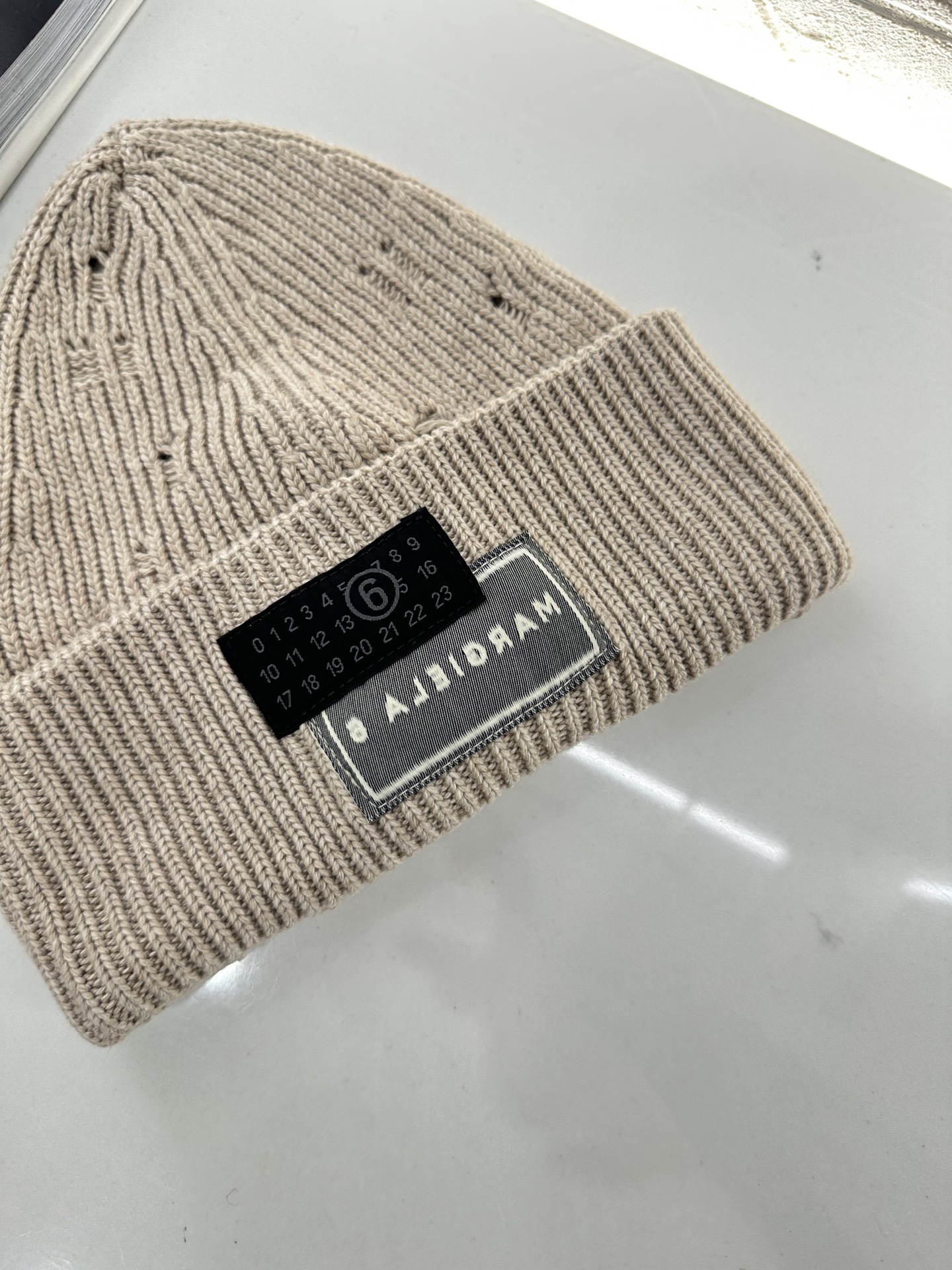 ♥MM6*♥2025新品上架 撞色徽标羊绒针织帽定制YB羊绒羊毛材质，亲肤柔软，保暖舒适，素色净版针织毛