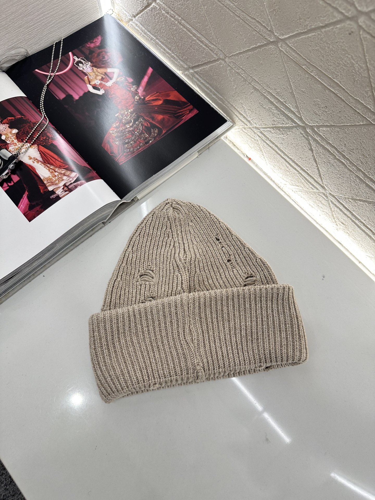 ♥MM6*♥2025新品上架 撞色徽标羊绒针织帽定制YB羊绒羊毛材质，亲肤柔软，保暖舒适，素色净版针织毛