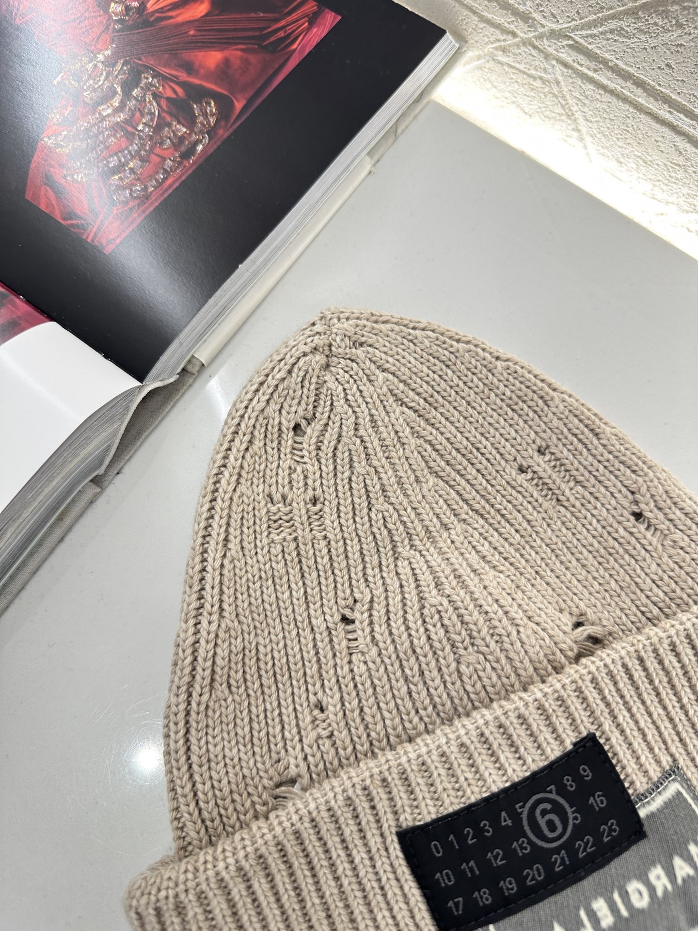 ♥MM6*♥2025新品上架 撞色徽标羊绒针织帽定制YB羊绒羊毛材质，亲肤柔软，保暖舒适，素色净版针织毛