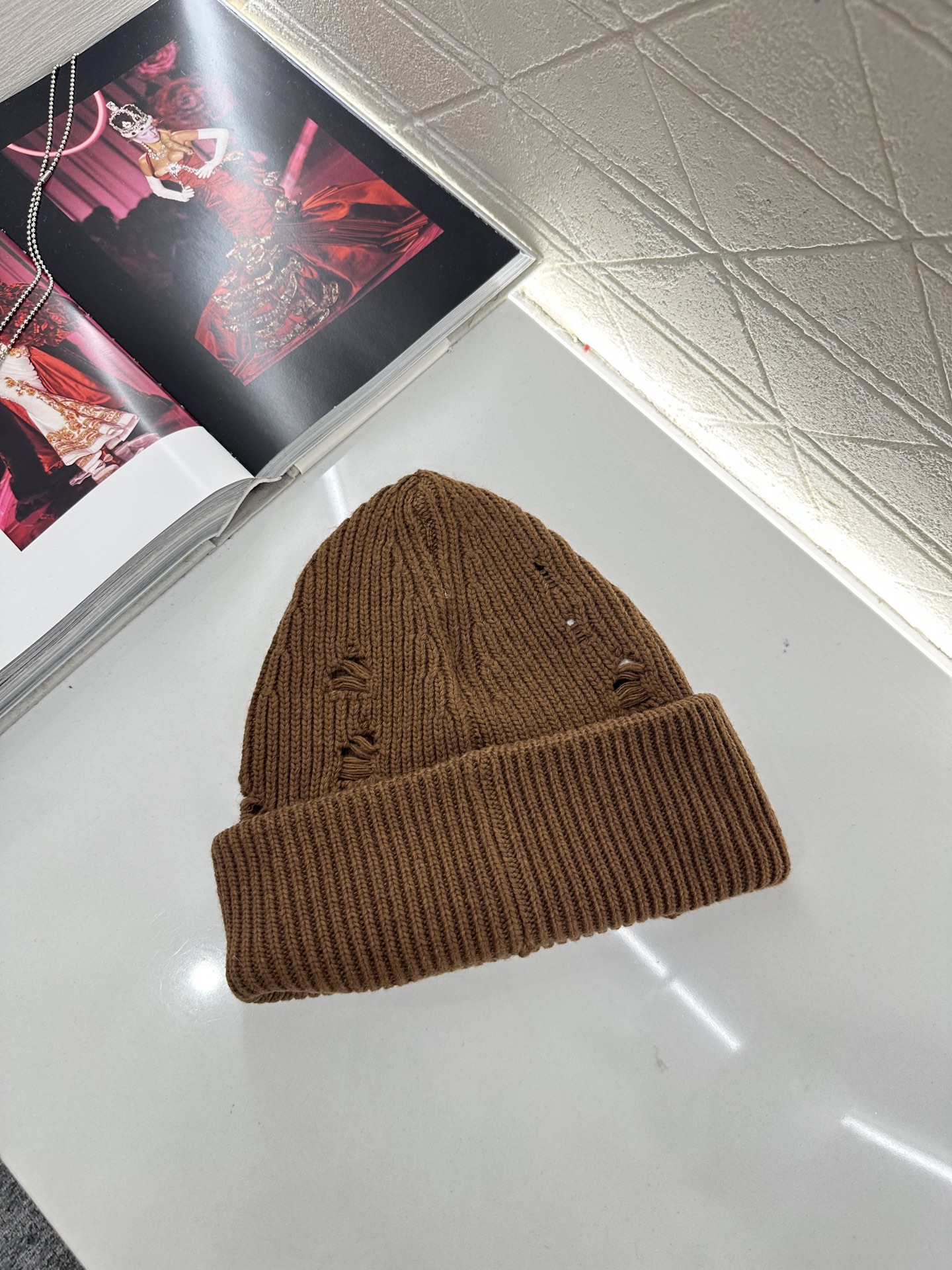 ♥MM6*♥2025新品上架 撞色徽标羊绒针织帽定制YB羊绒羊毛材质，亲肤柔软，保暖舒适，素色净版针织毛