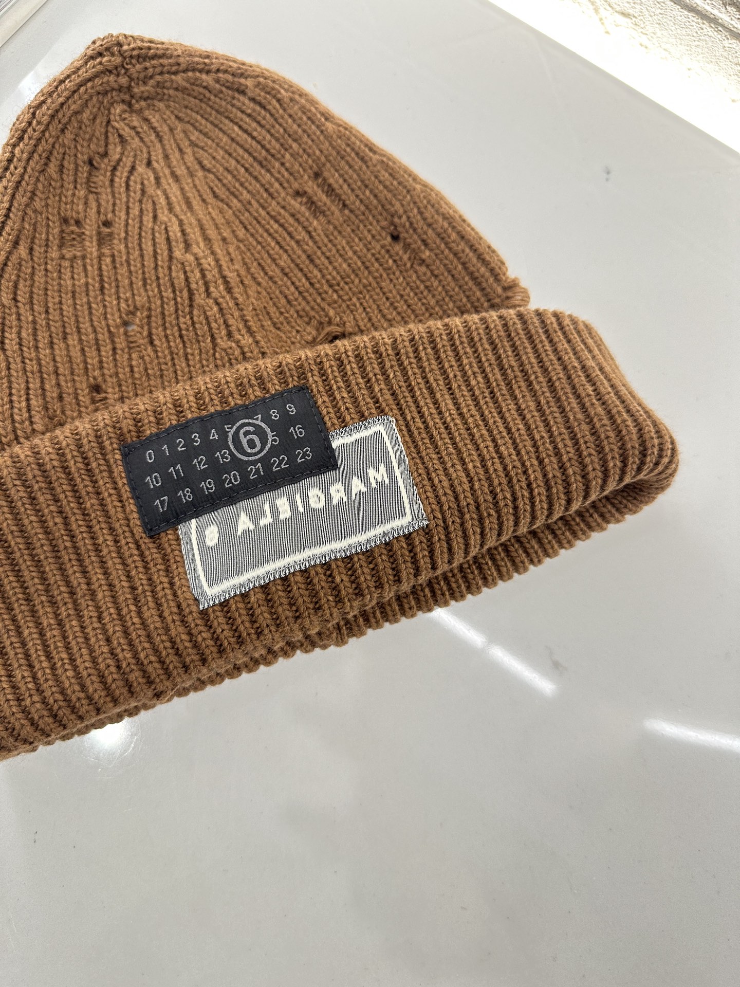 ♥MM6*♥2025新品上架 撞色徽标羊绒针织帽定制YB羊绒羊毛材质，亲肤柔软，保暖舒适，素色净版针织毛