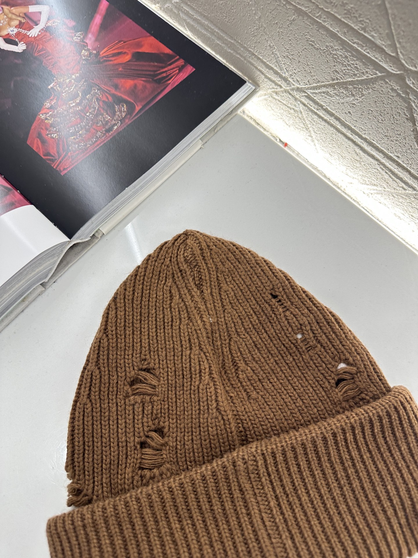 ♥MM6*♥2025新品上架 撞色徽标羊绒针织帽定制YB羊绒羊毛材质，亲肤柔软，保暖舒适，素色净版针织毛