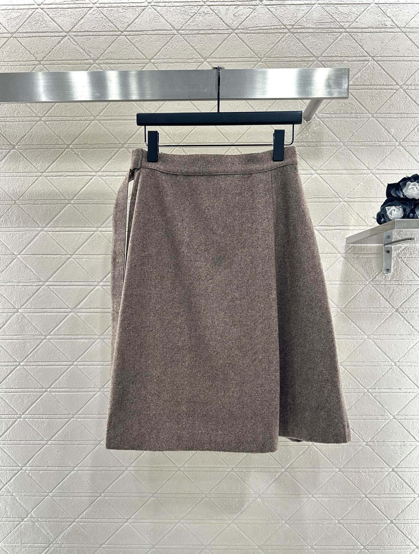 ♥BC*♥2025新品上架撞色袖西装外套半裙套装定制YB进口精仿羊毛材质，质感高级，光泽感明显，翻领西装