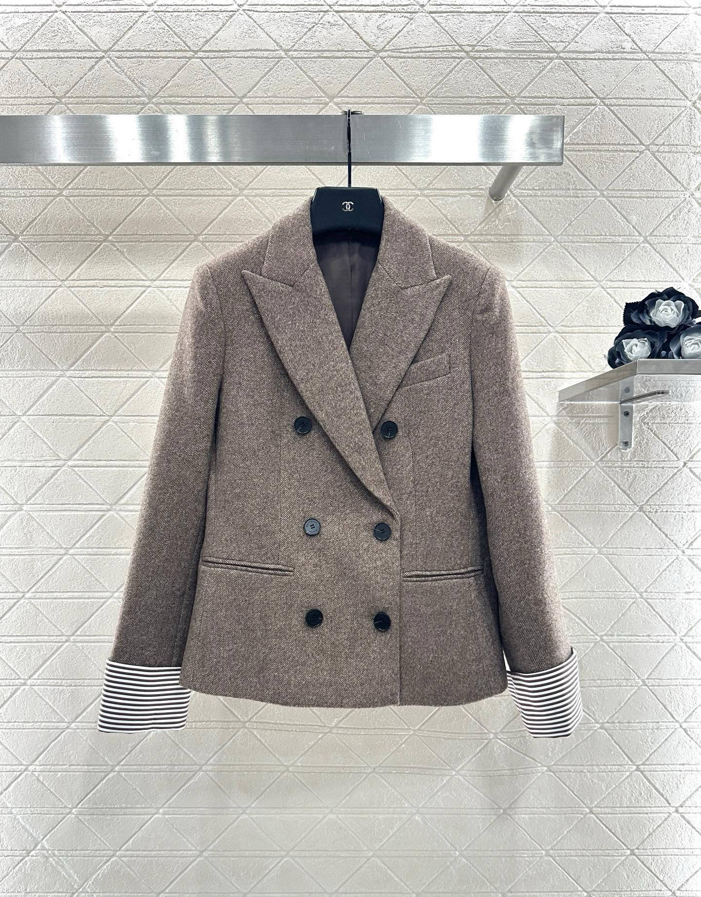 ♥BC*♥2025新品上架撞色袖西装外套半裙套装定制YB进口精仿羊毛材质，质感高级，光泽感明显，翻领西装