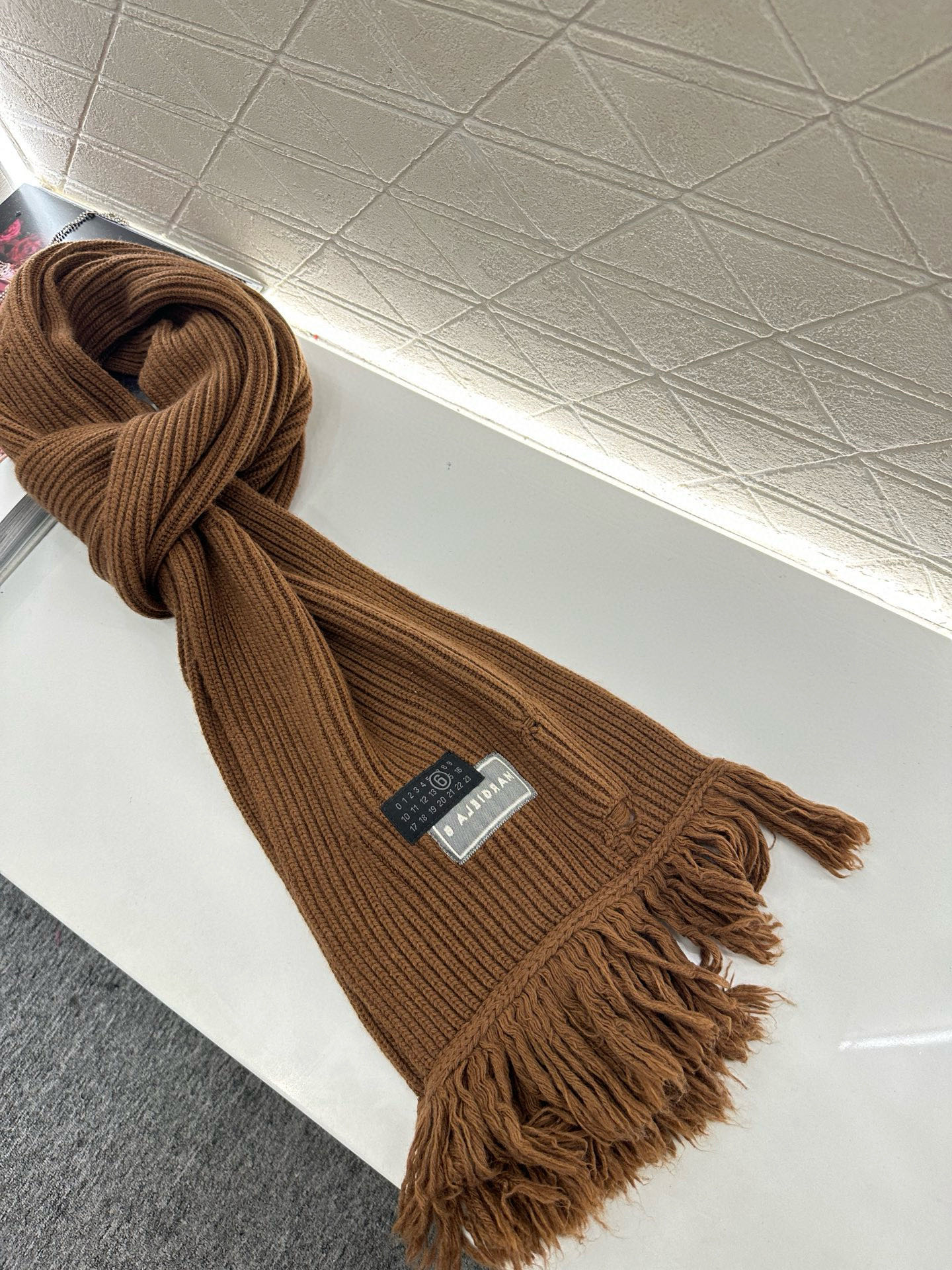 ♥MM6*♥2025新品上架 撞色徽标羊绒针织围巾定制YB羊绒羊毛材质，亲肤柔软，保暖舒适，素色净版针织