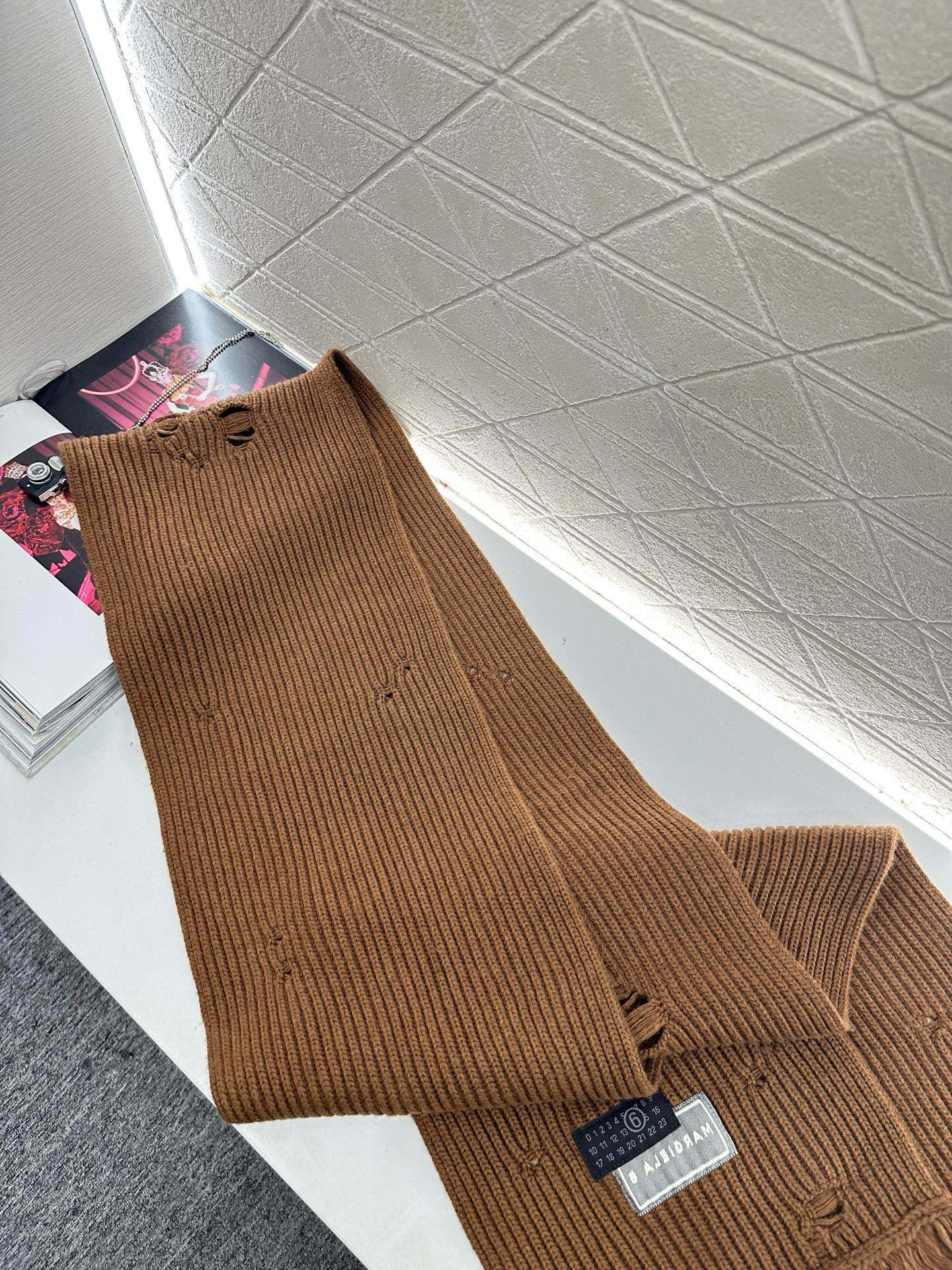 ♥MM6*♥2025新品上架 撞色徽标羊绒针织围巾定制YB羊绒羊毛材质，亲肤柔软，保暖舒适，素色净版针织