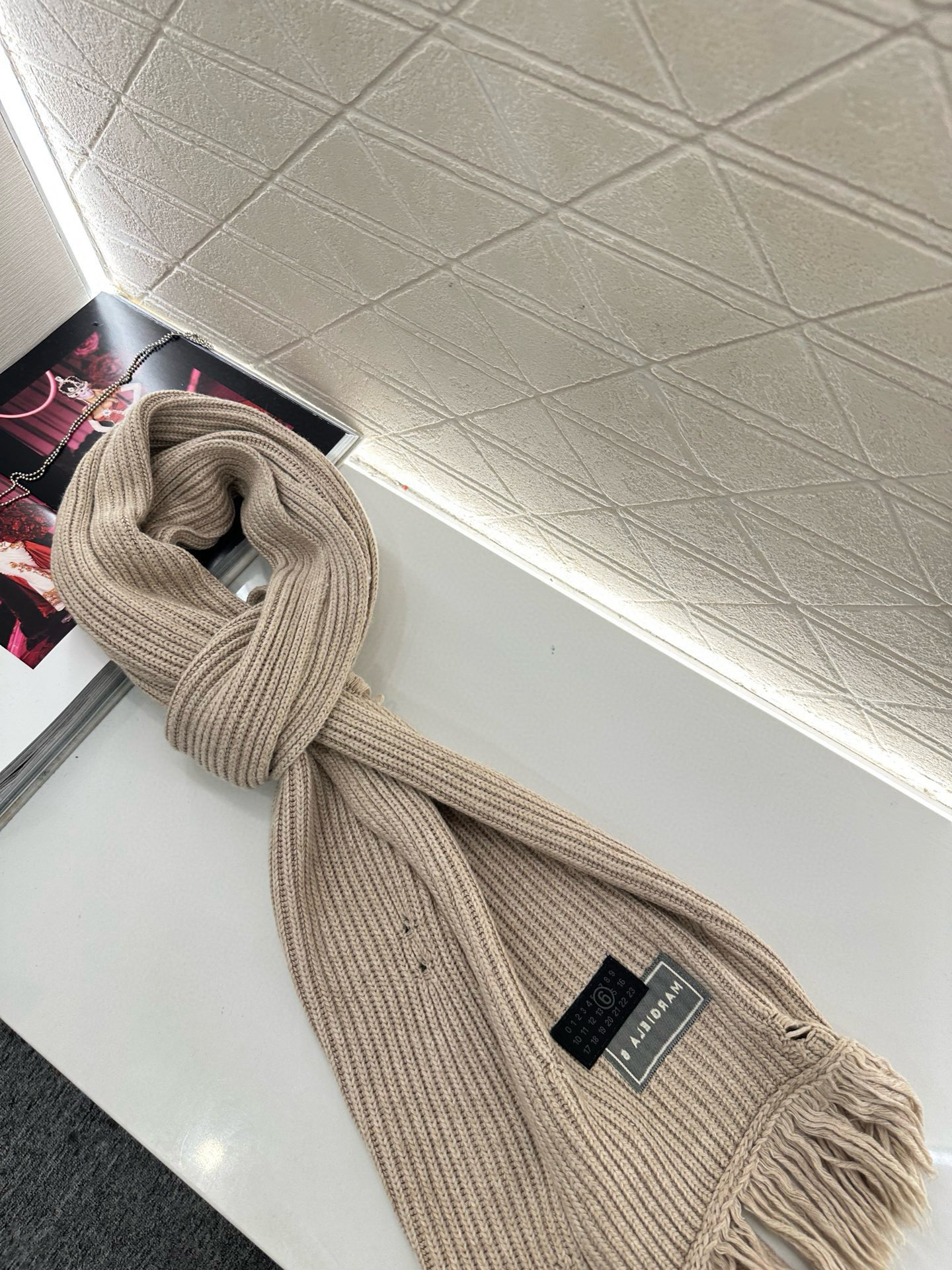 ♥MM6*♥2025新品上架 撞色徽标羊绒针织围巾定制YB羊绒羊毛材质，亲肤柔软，保暖舒适，素色净版针织