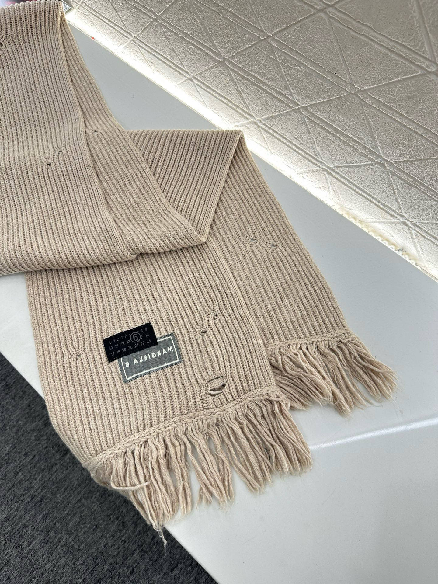 ♥MM6*♥2025新品上架 撞色徽标羊绒针织围巾定制YB羊绒羊毛材质，亲肤柔软，保暖舒适，素色净版针织