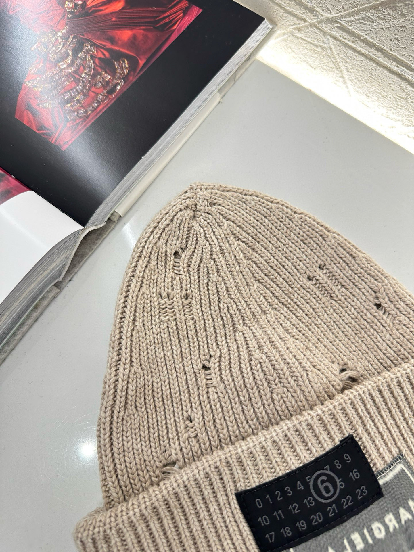 ♥MM6*♥2025新品上架 撞色徽标羊绒针织帽定制YB羊绒羊毛材质，亲肤柔软，保暖舒适，素色净版针织毛