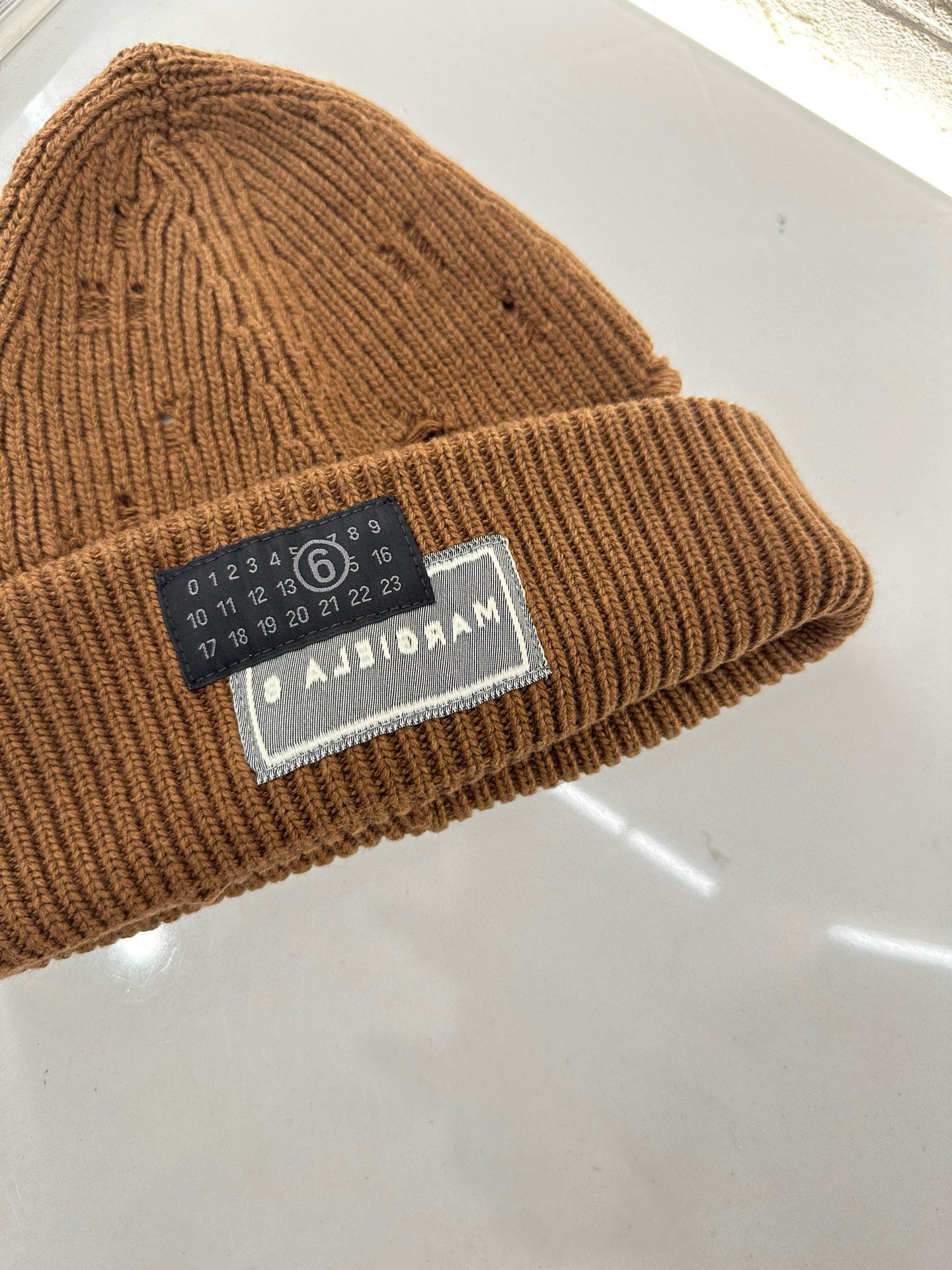 ♥MM6*♥2025新品上架 撞色徽标羊绒针织帽定制YB羊绒羊毛材质，亲肤柔软，保暖舒适，素色净版针织毛