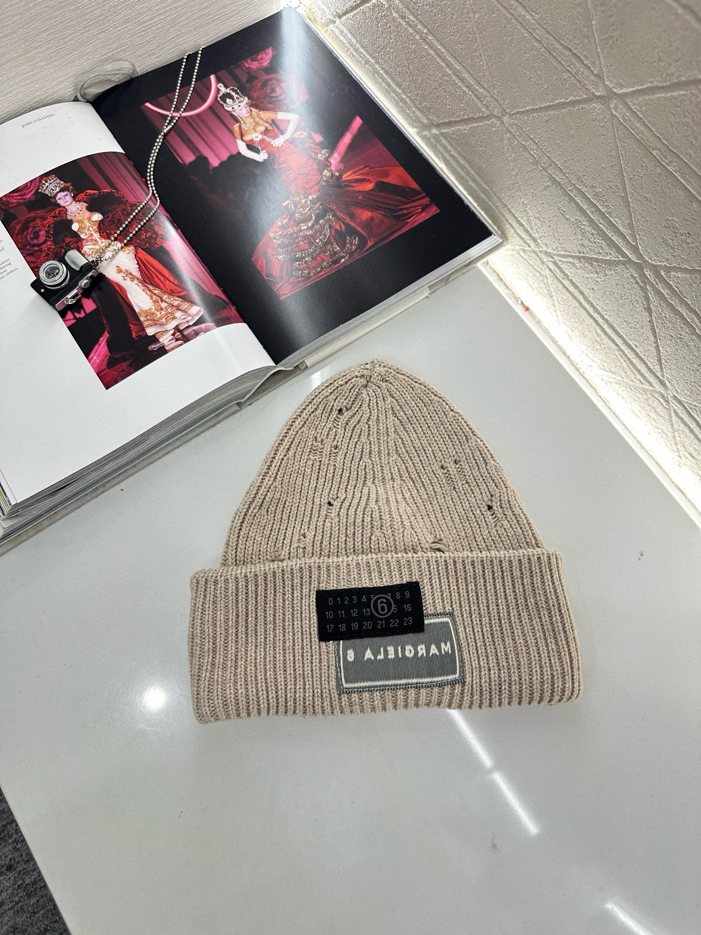 ♥MM6*♥2025新品上架 撞色徽标羊绒针织帽定制YB羊绒羊毛材质，亲肤柔软，保暖舒适，素色净版针织毛