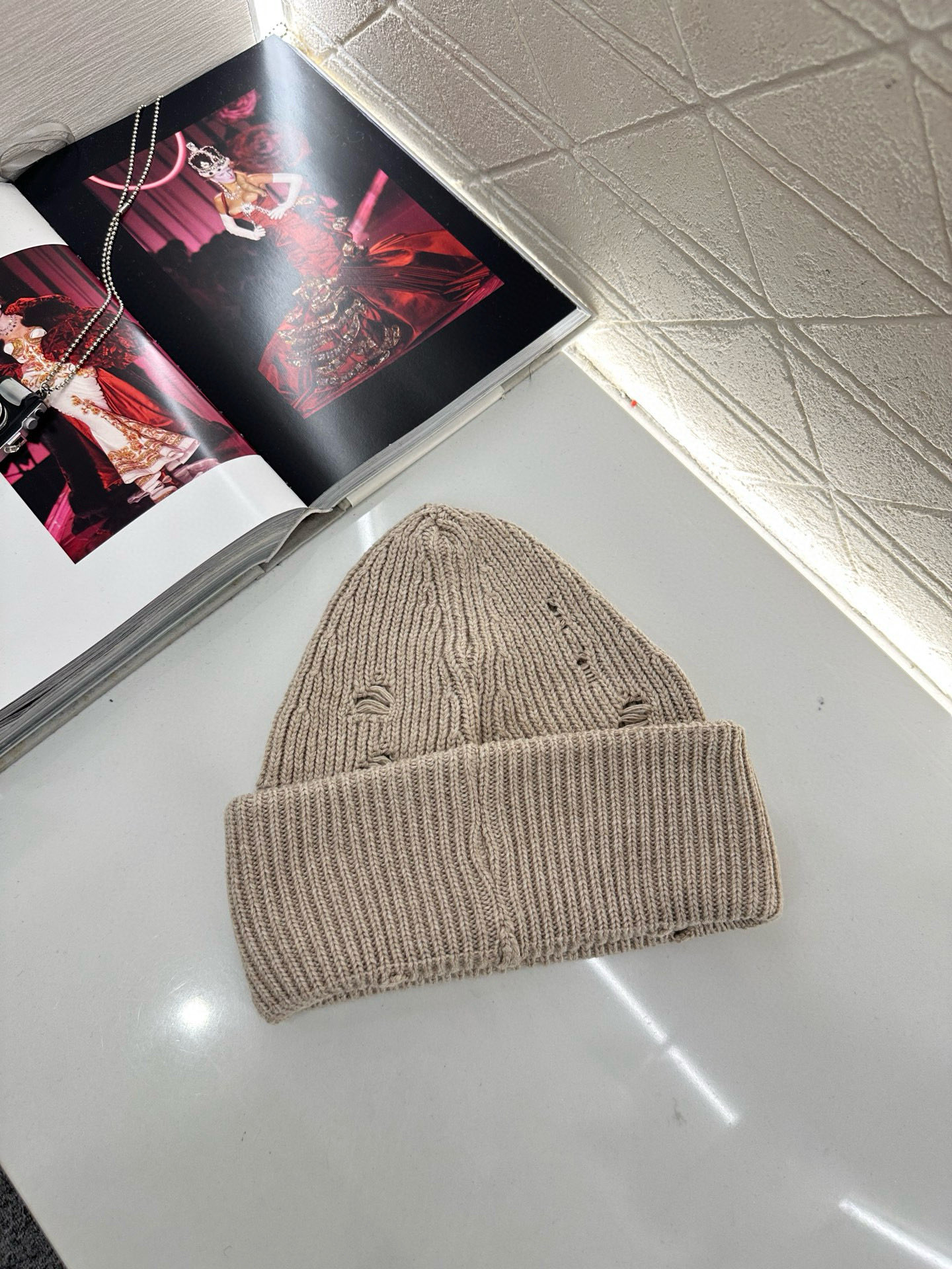 ♥MM6*♥2025新品上架 撞色徽标羊绒针织帽定制YB羊绒羊毛材质，亲肤柔软，保暖舒适，素色净版针织毛