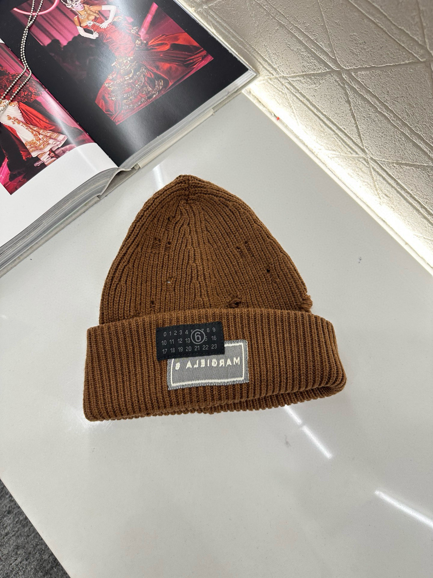 ♥MM6*♥2025新品上架 撞色徽标羊绒针织帽定制YB羊绒羊毛材质，亲肤柔软，保暖舒适，素色净版针织毛