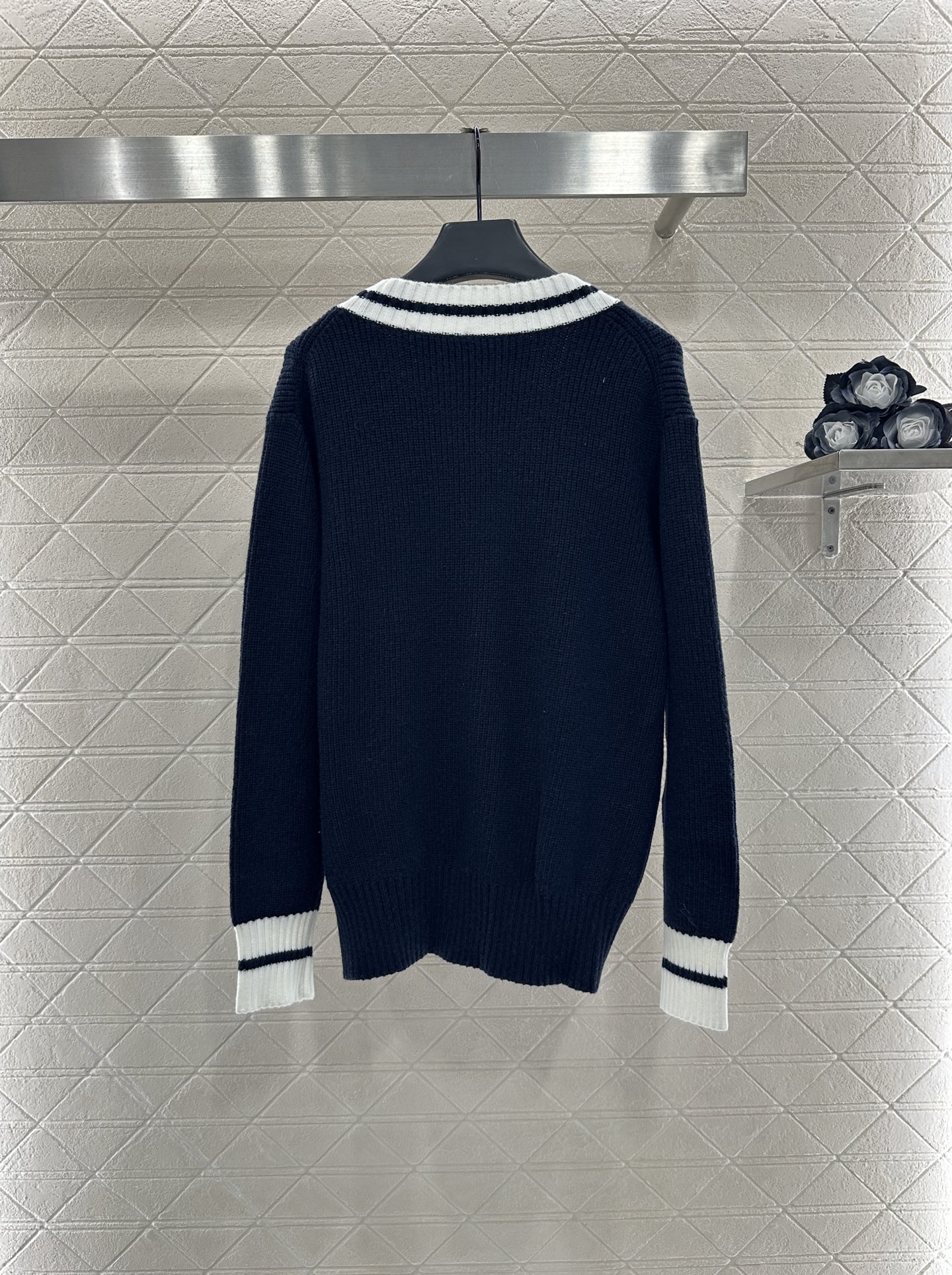 ♥Miumi*♥2025新品上架 撞色针织开衫定制YB羊毛纱线织造，质感光泽，柔软亲肤，常规V领开衫剪裁