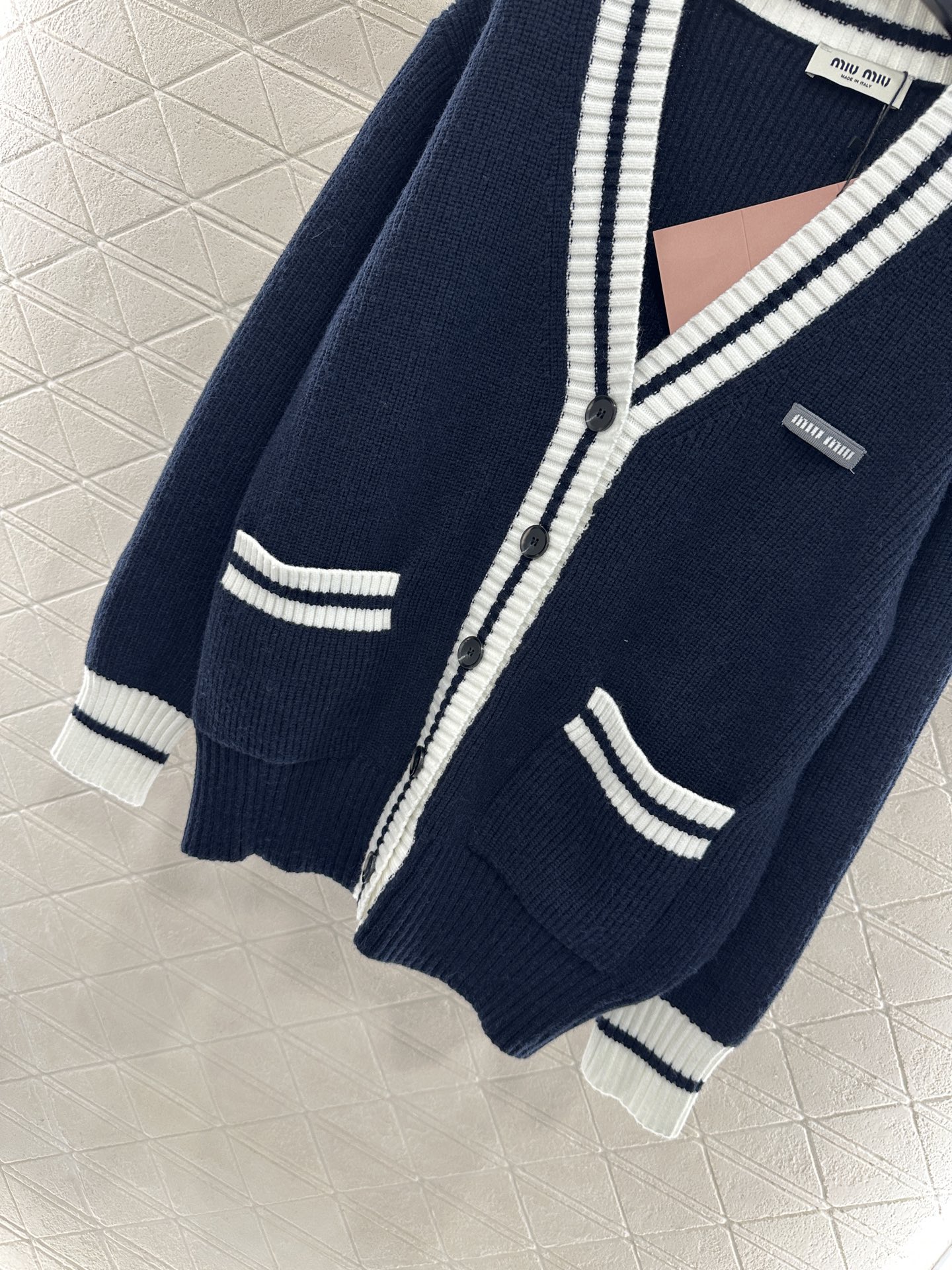 ♥Miumi*♥2025新品上架 撞色针织开衫定制YB羊毛纱线织造，质感光泽，柔软亲肤，常规V领开衫剪裁