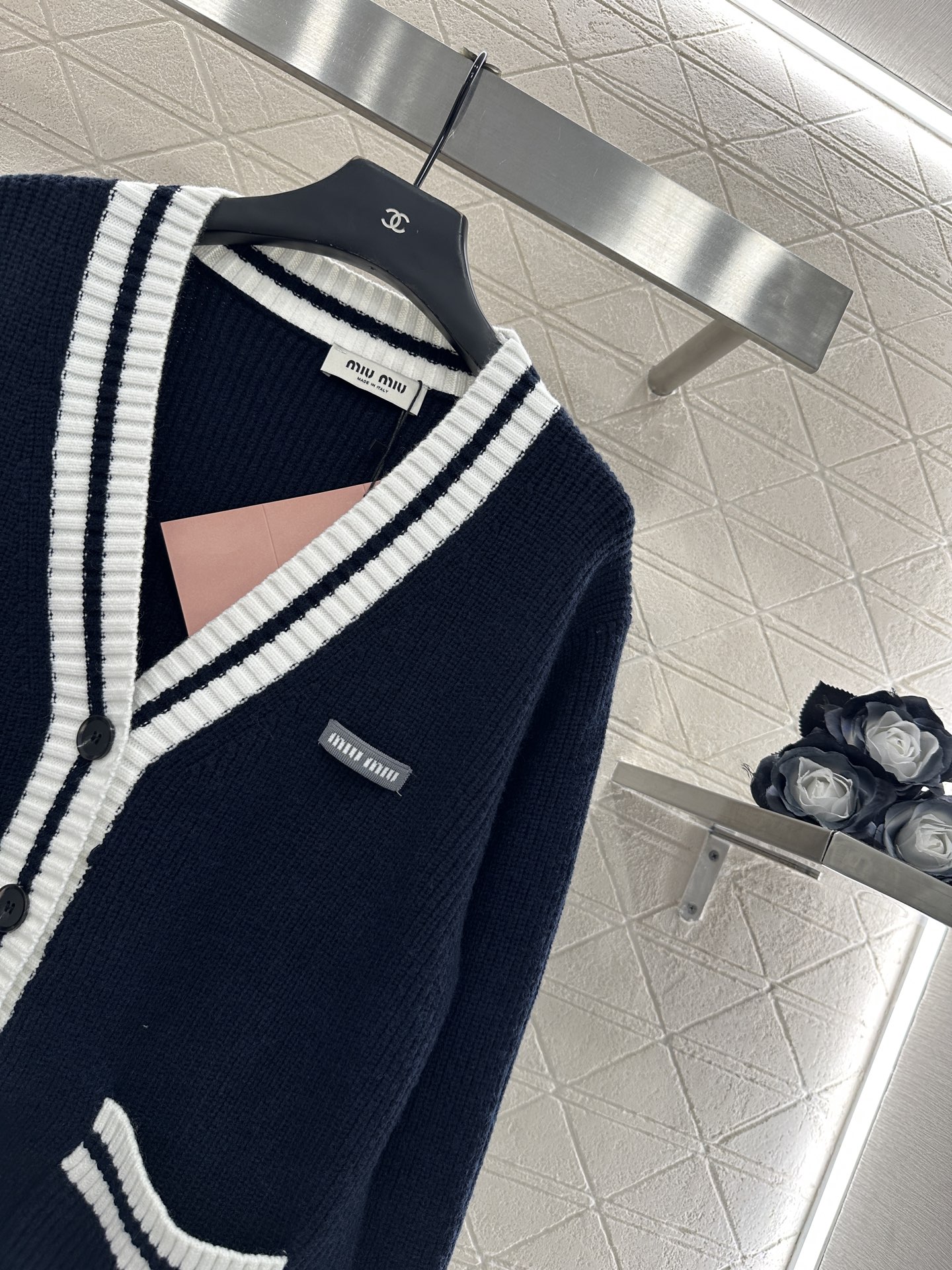 ♥Miumi*♥2025新品上架 撞色针织开衫定制YB羊毛纱线织造，质感光泽，柔软亲肤，常规V领开衫剪裁